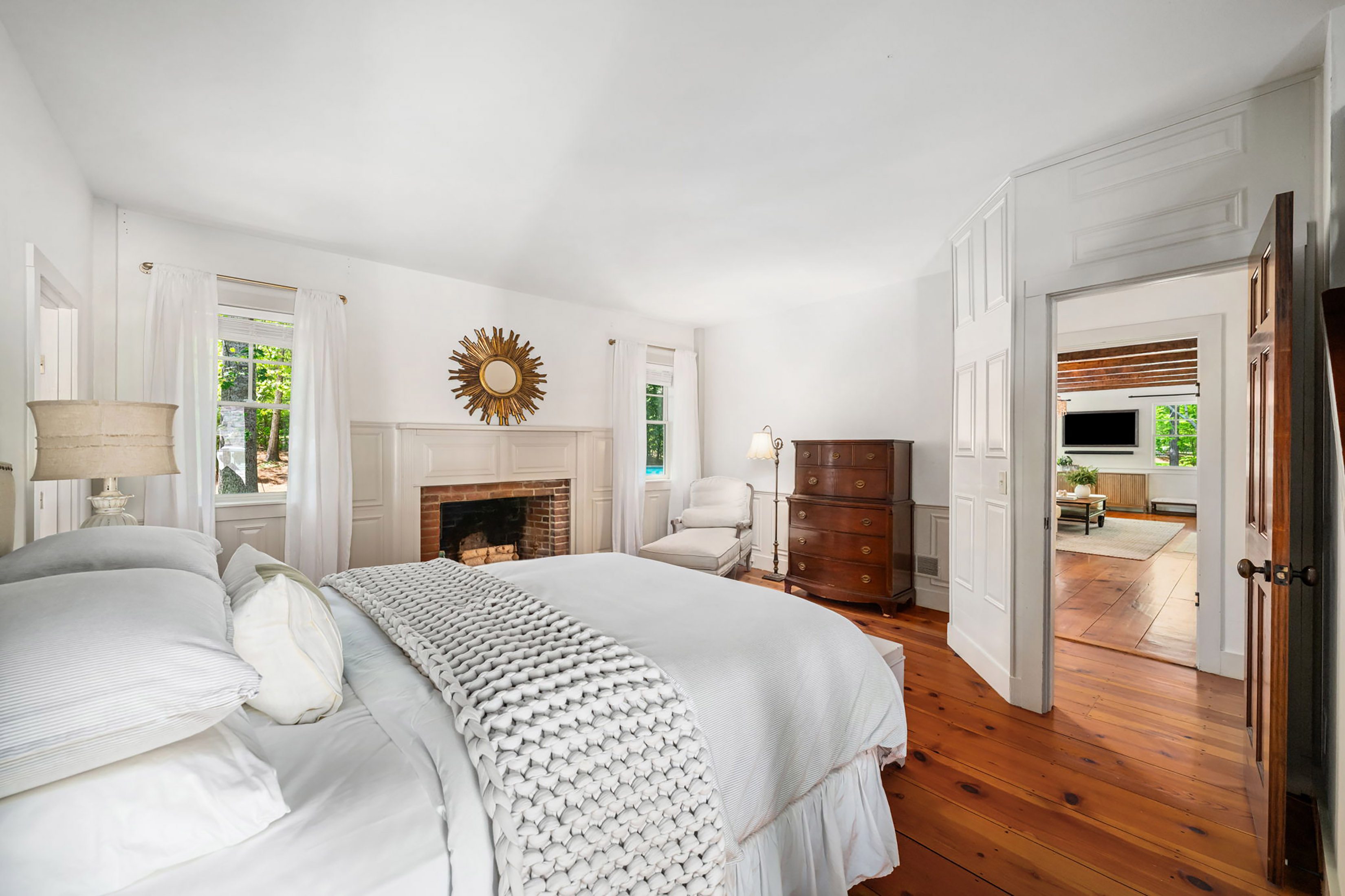  Live Timeless in Coveted Farmhouse on 4+ Private Gated Acres In Roswell - 物件實景