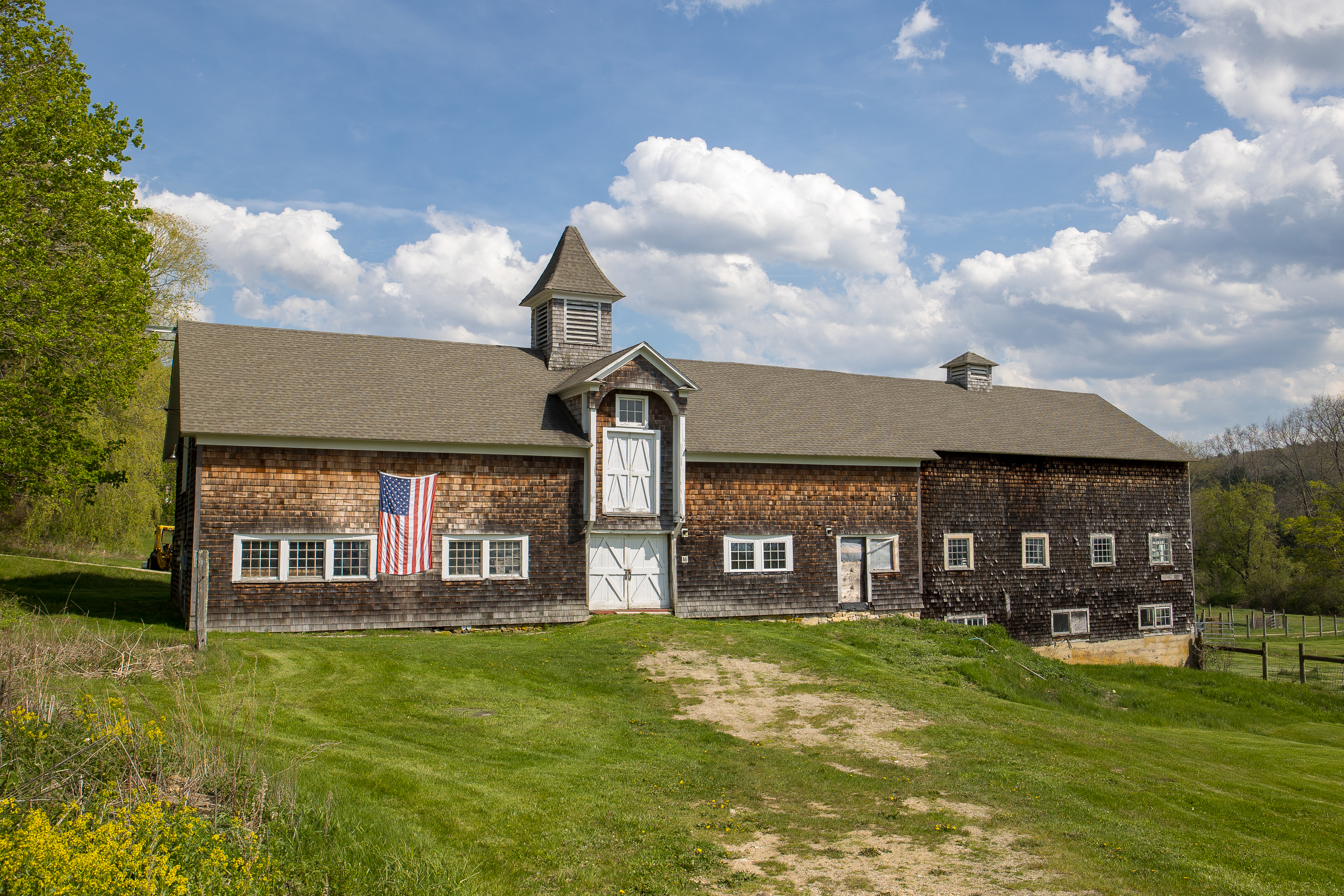  A Tranquil Berkshire Legacy: 22 Scenic Acres and a Landmark 3-Story Barn, Brookm - 物件實景