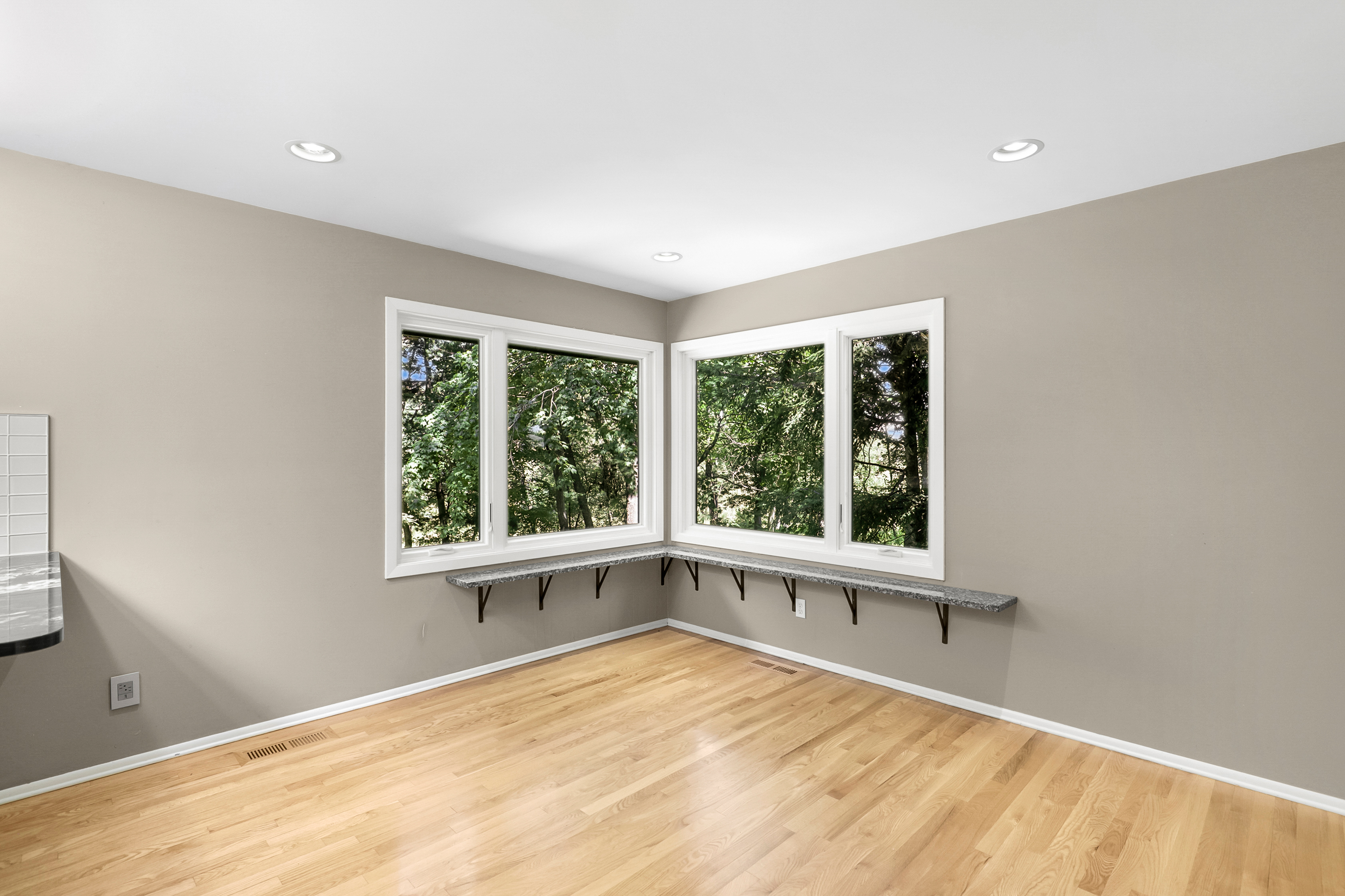  Secluded Wooded Retreat with Beautifully Updated Interiors - 物件實景