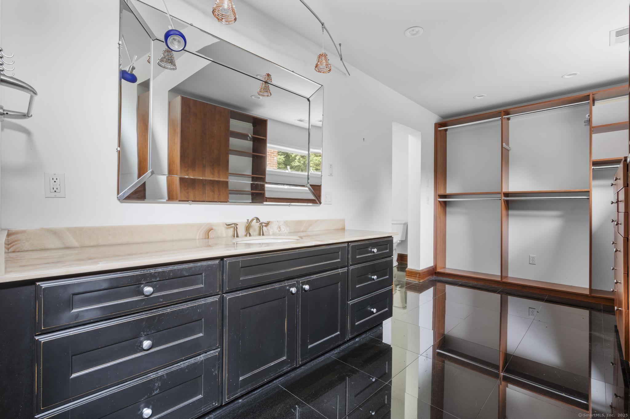 Orange, Connecticut, 06477, United States, 4 Bedrooms Bedrooms, ,8 BathroomsBathrooms,Residential,For Sale,1939481