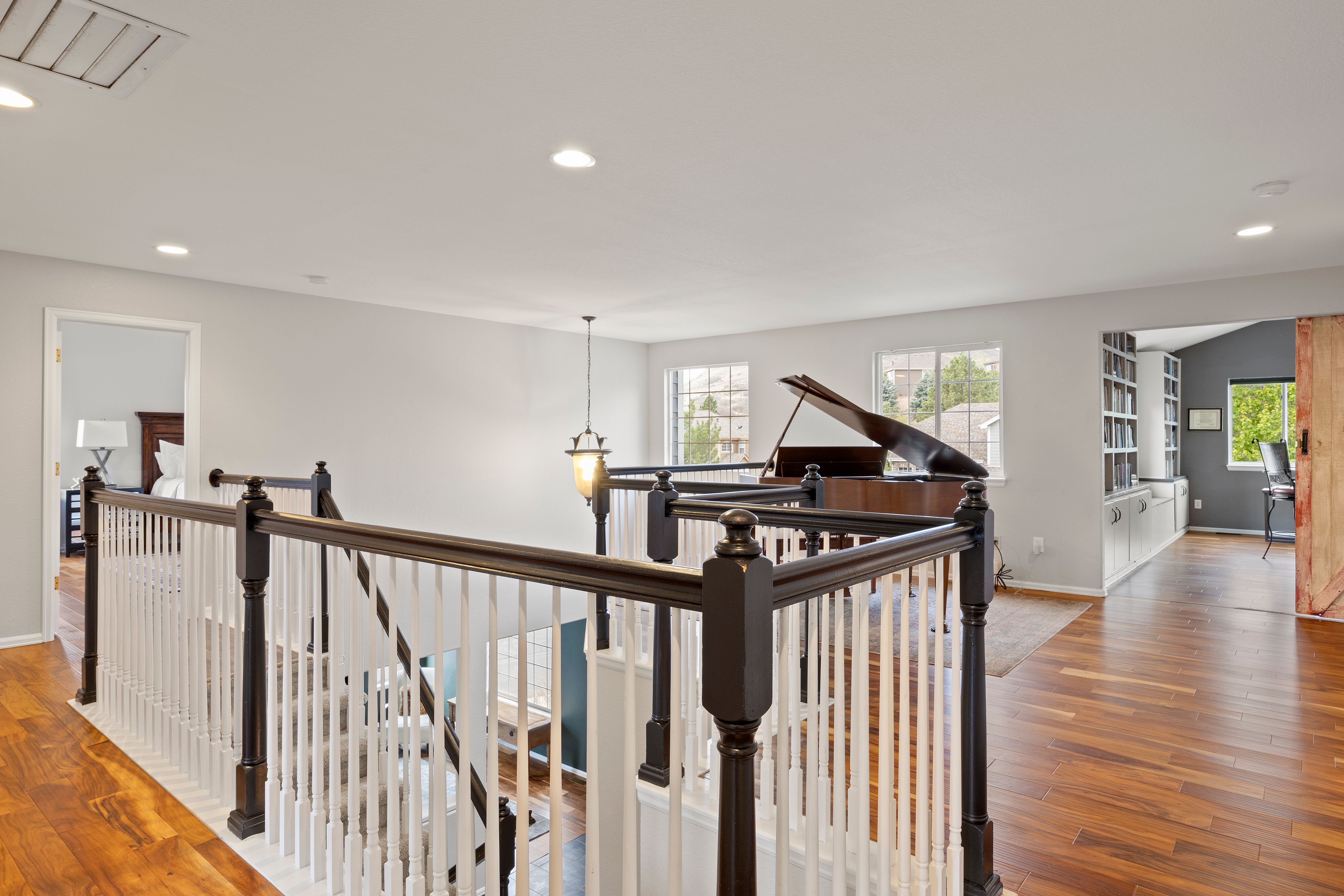  Situated on a desirable corner lot in the sought-after Red Hawk community - 物件實景