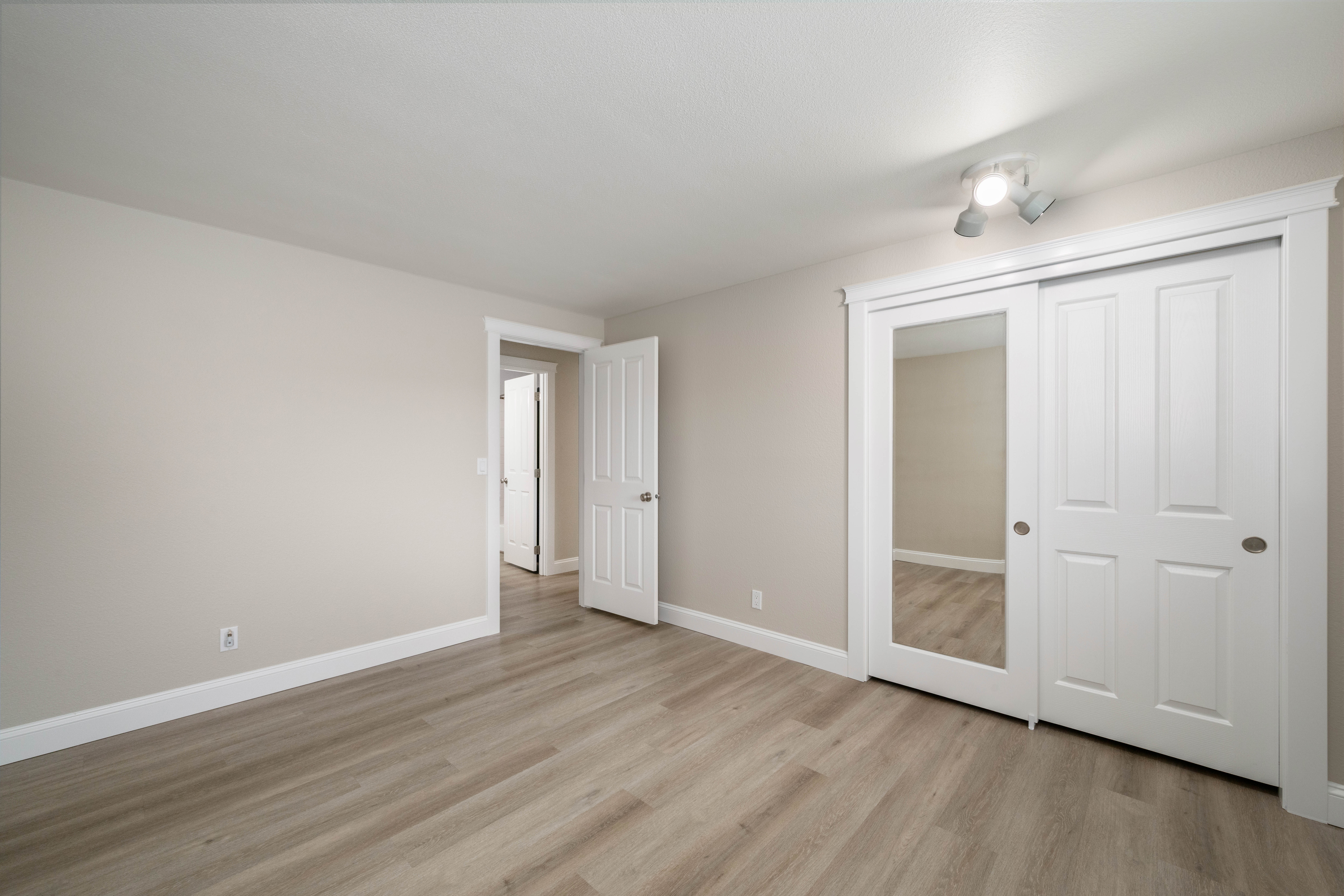  ROOM FOR SHOP/ POOL. IMMACULATELY CARED FOR HOME - 物件實景