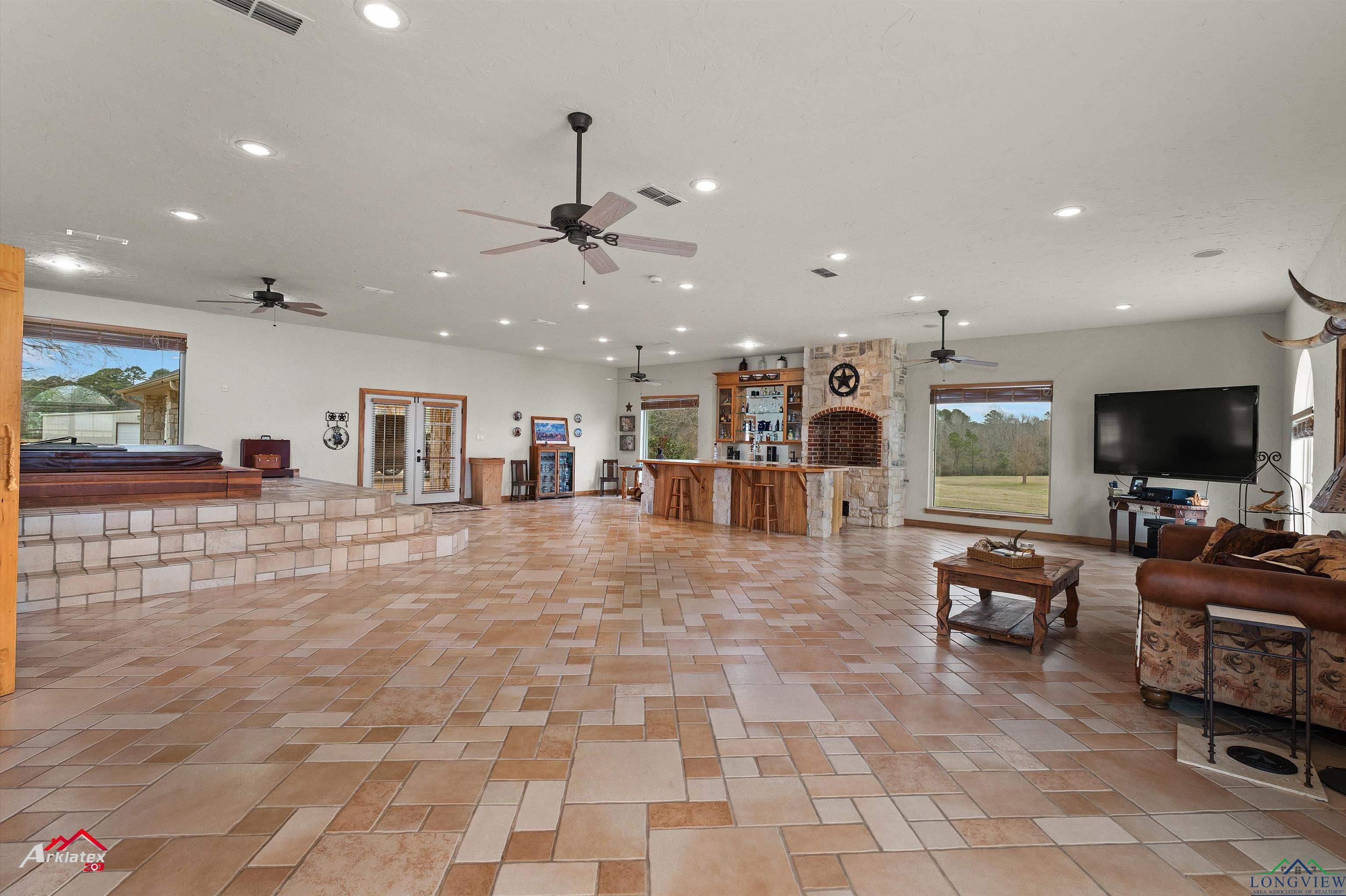 Marshall, Texas, 75672-4947, United States, 3 Bedrooms Bedrooms, ,4 BathroomsBathrooms,Residential,For Sale,1982293