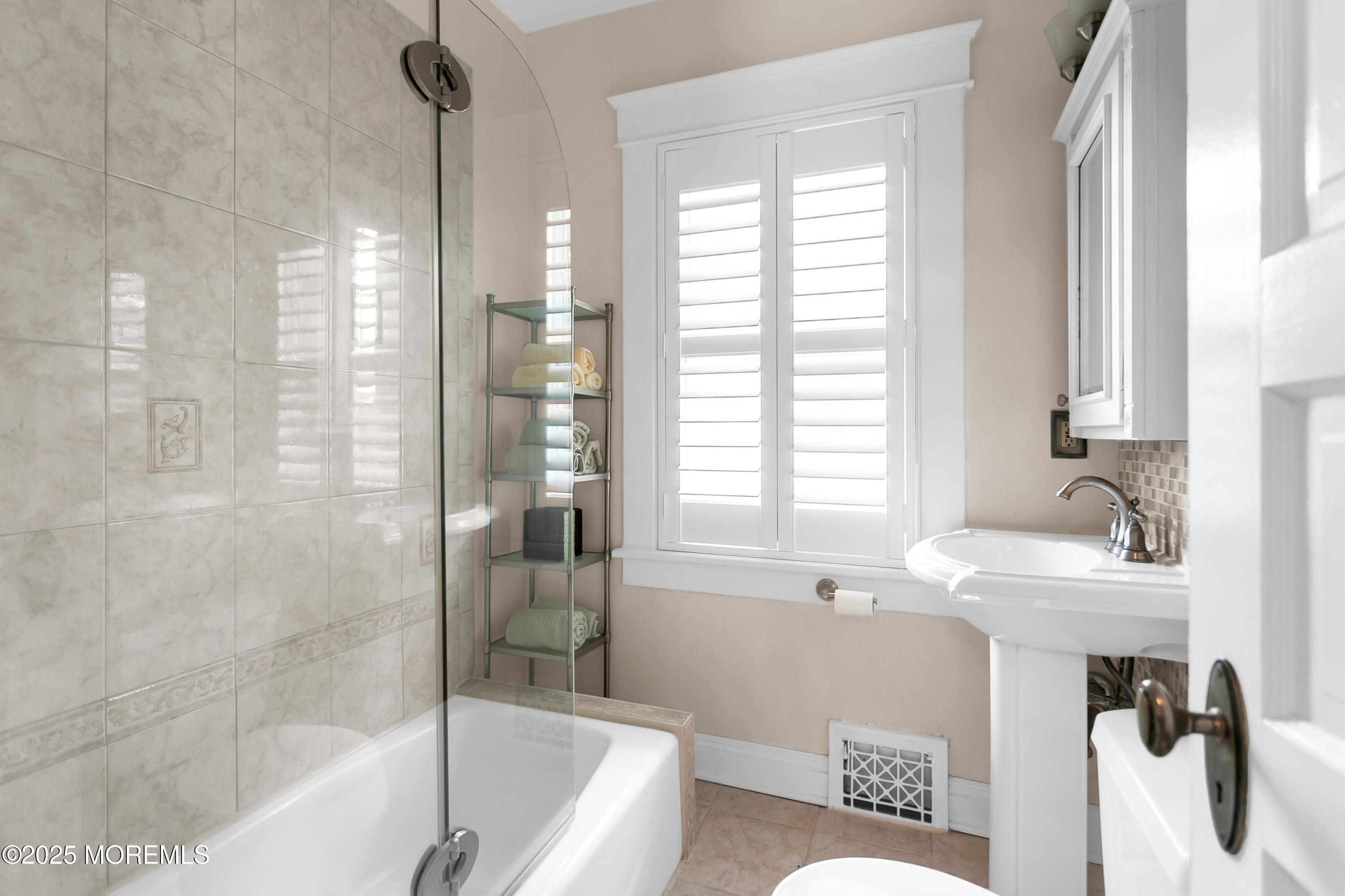 Red Bank, New Jersey, 07701, United States, 3 Bedrooms Bedrooms, ,2 BathroomsBathrooms,Residential,For Sale,1920551