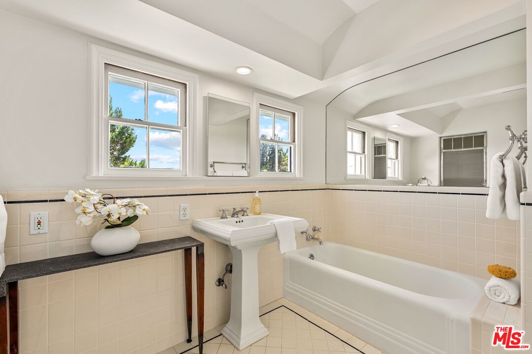 Los Angeles, California, 90046, United States, 3 Bedrooms Bedrooms, ,3 BathroomsBathrooms,Residential,For Sale,1906693