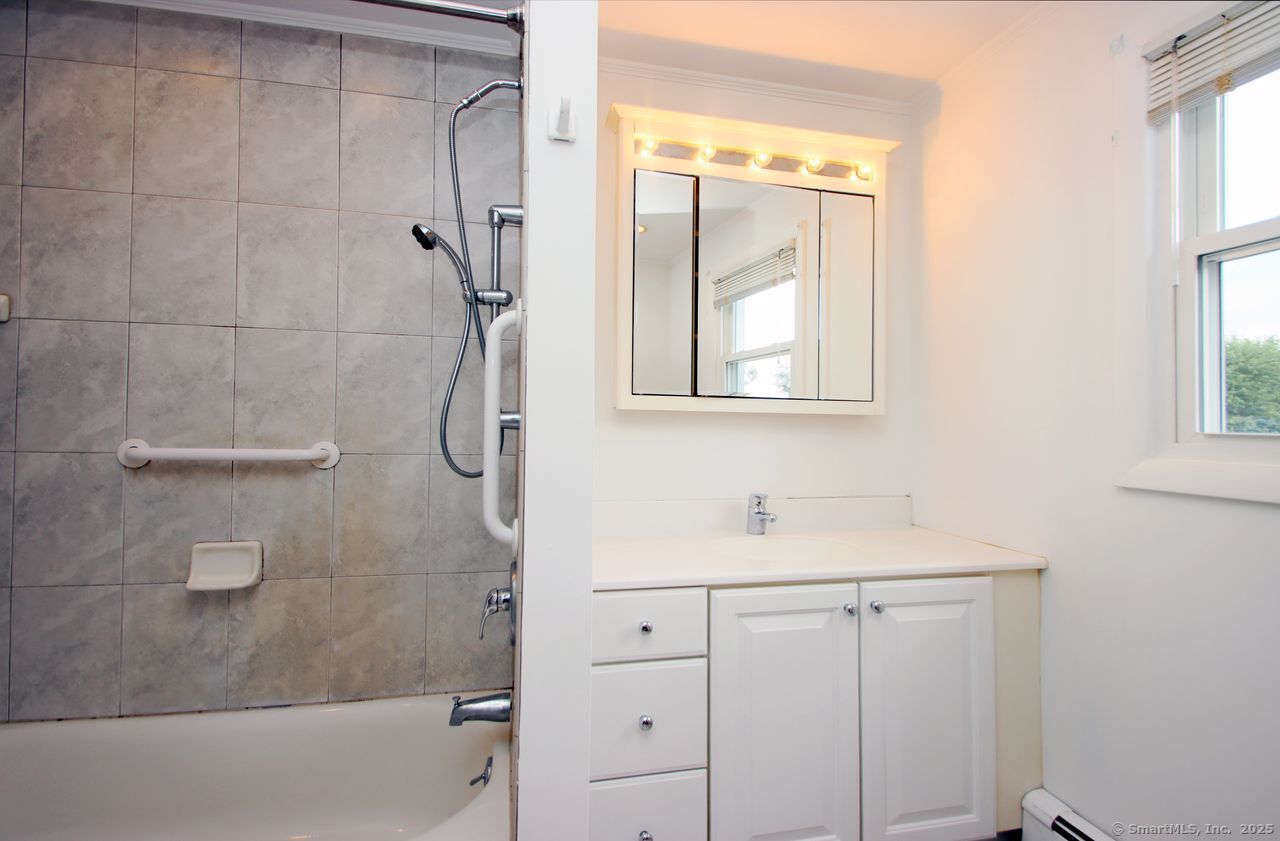 North Haven, Connecticut, 06473, United States, 3 Bedrooms Bedrooms, ,2 BathroomsBathrooms,Residential,For Sale,1926268