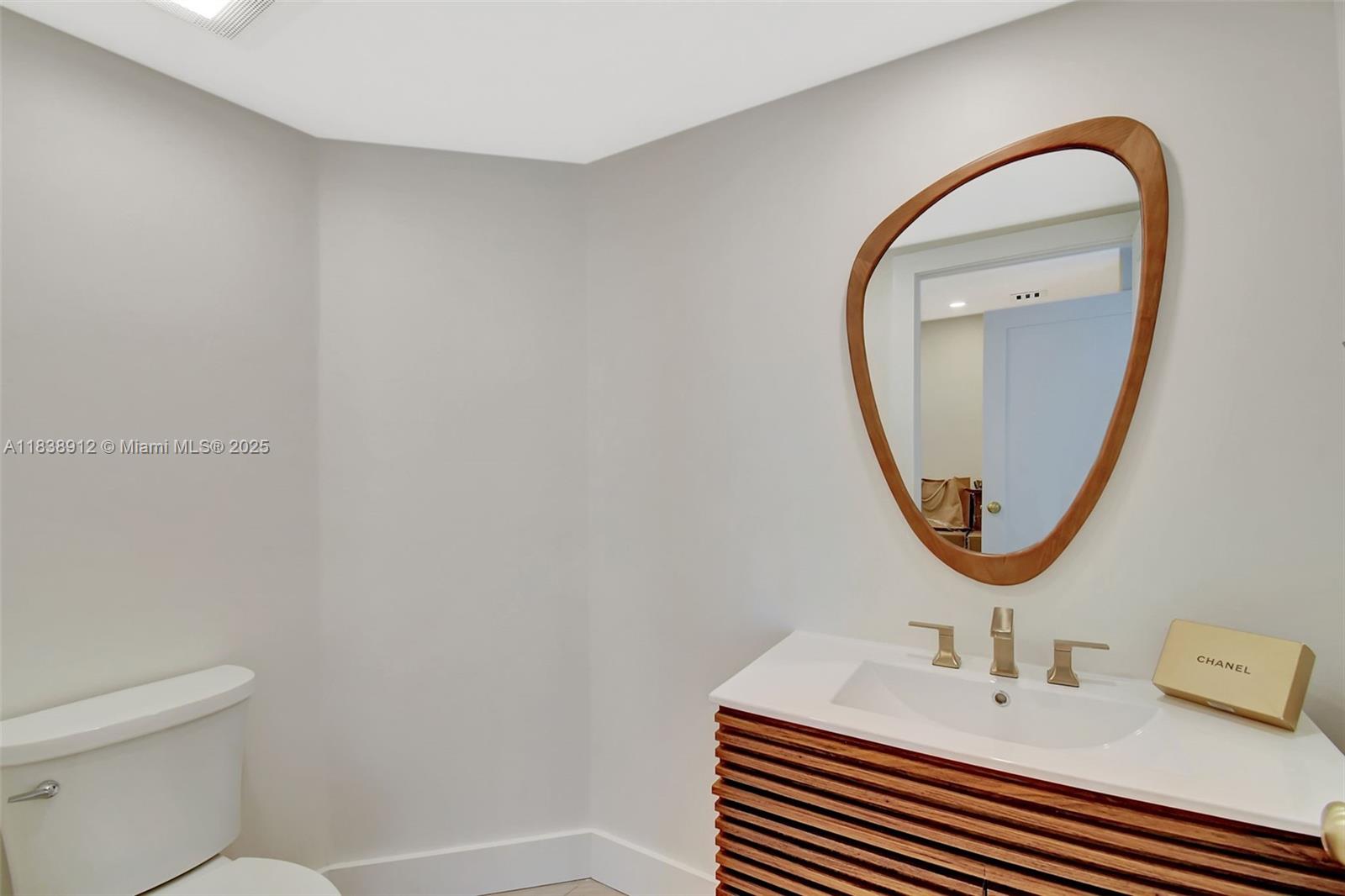 Aventura, Florida, 33180, United States, 2 Bedrooms Bedrooms, ,3 BathroomsBathrooms,Residential,For Sale,1910809