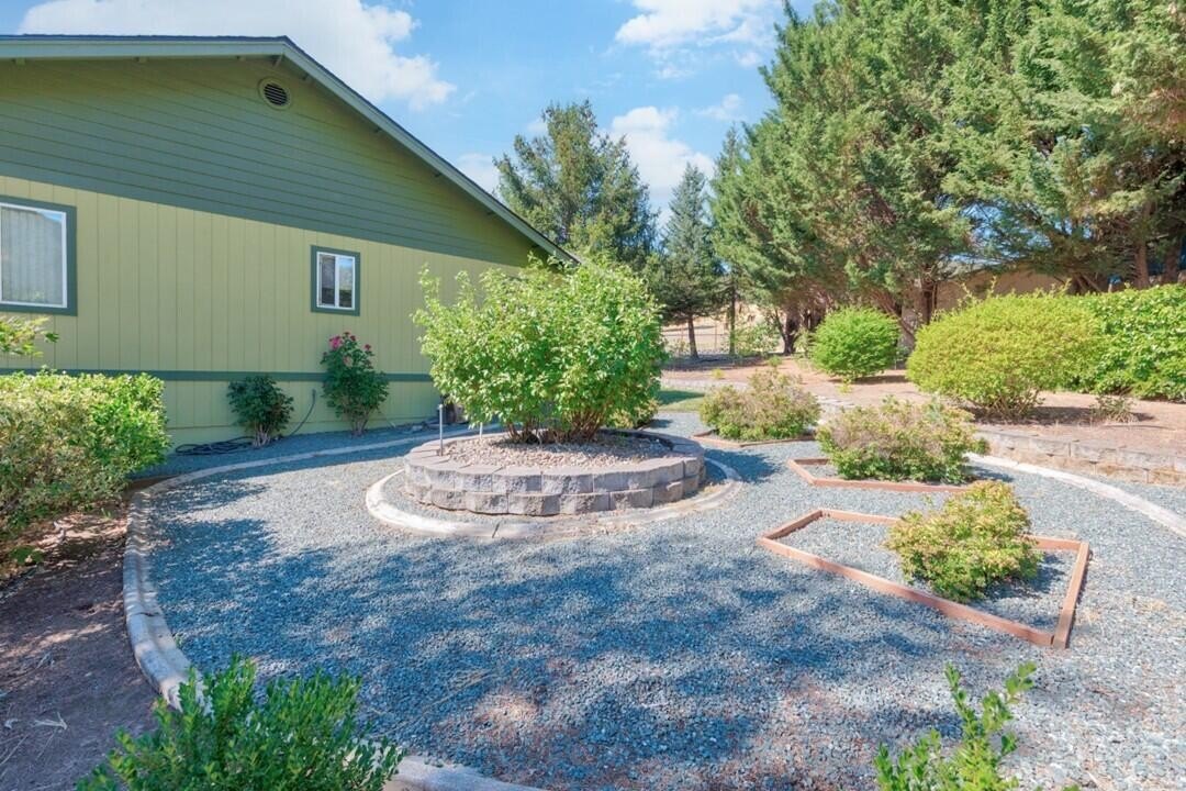 Rogue River, Oregon, 97537, United States, 3 Bedrooms Bedrooms, ,3 BathroomsBathrooms,Residential,For Sale,1944888
