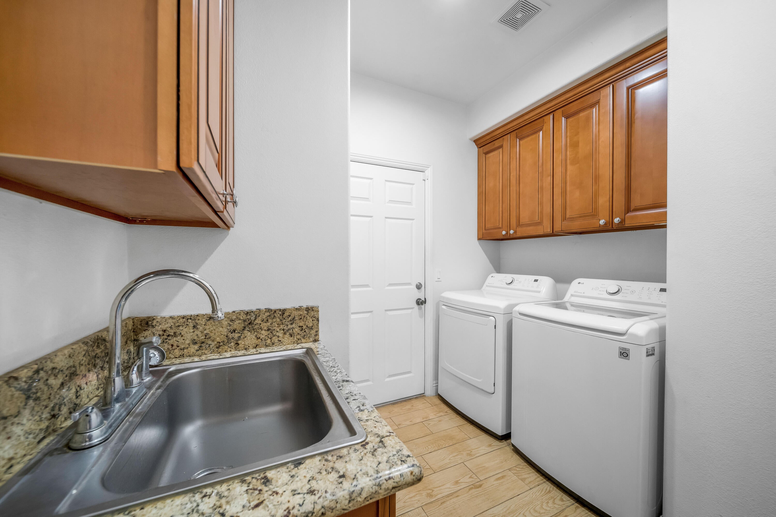 Thermal, California, 92274, United States, 3 Bedrooms Bedrooms, ,4 BathroomsBathrooms,Residential,For Sale,2006584