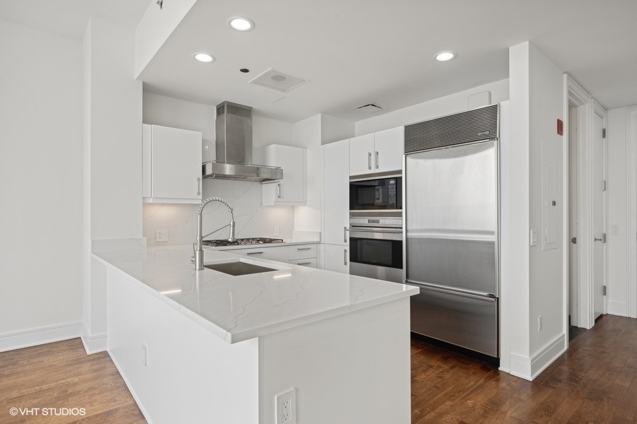 Chicago, Illinois, 60611, United States, 1 Bedroom Bedrooms, ,2 BathroomsBathrooms,Residential,For Sale,1966710