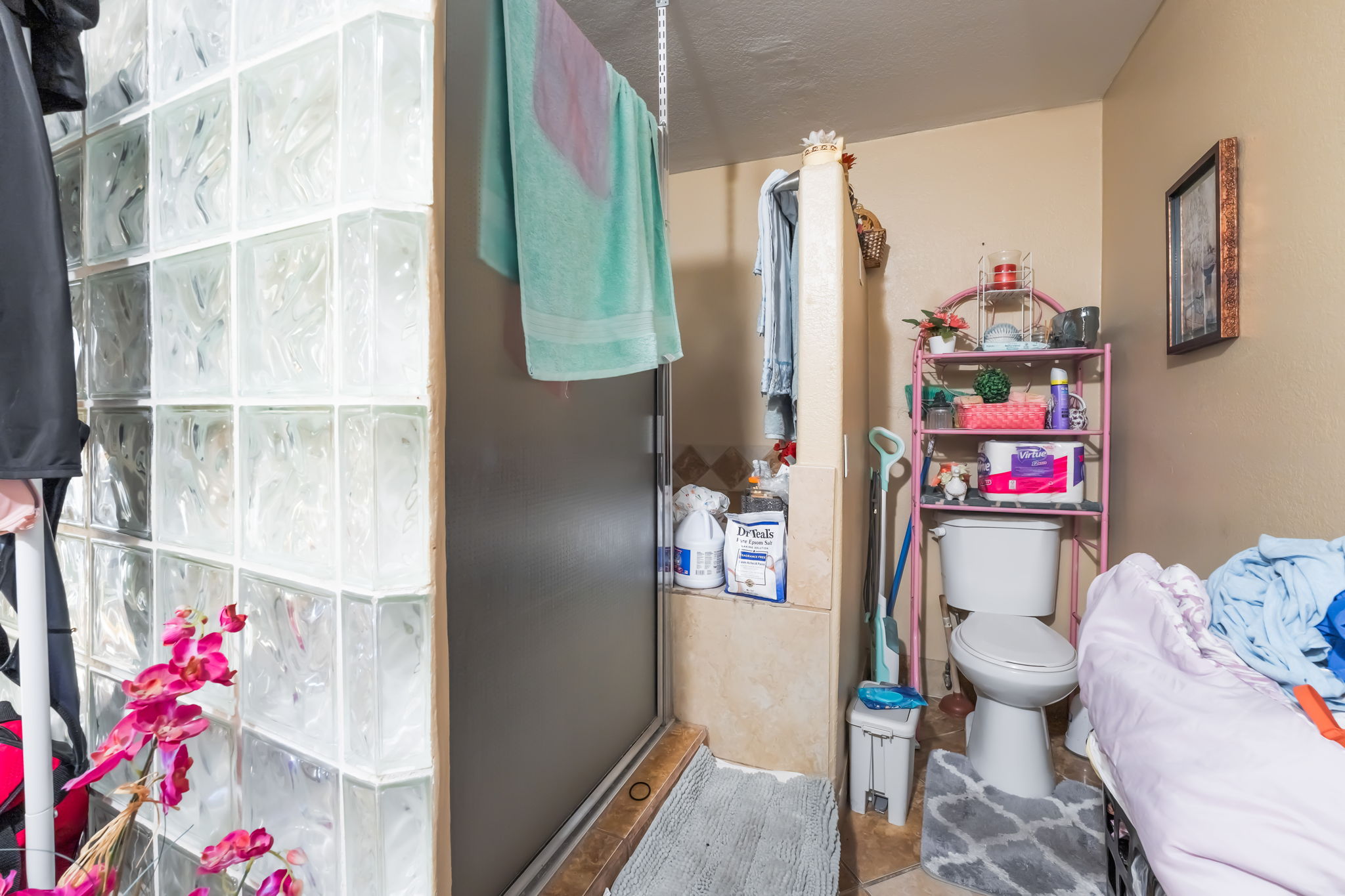 Las Vegas, Nevada, 89104, United States, 4 Bedrooms Bedrooms, ,2 BathroomsBathrooms,Residential,For Sale,1924151