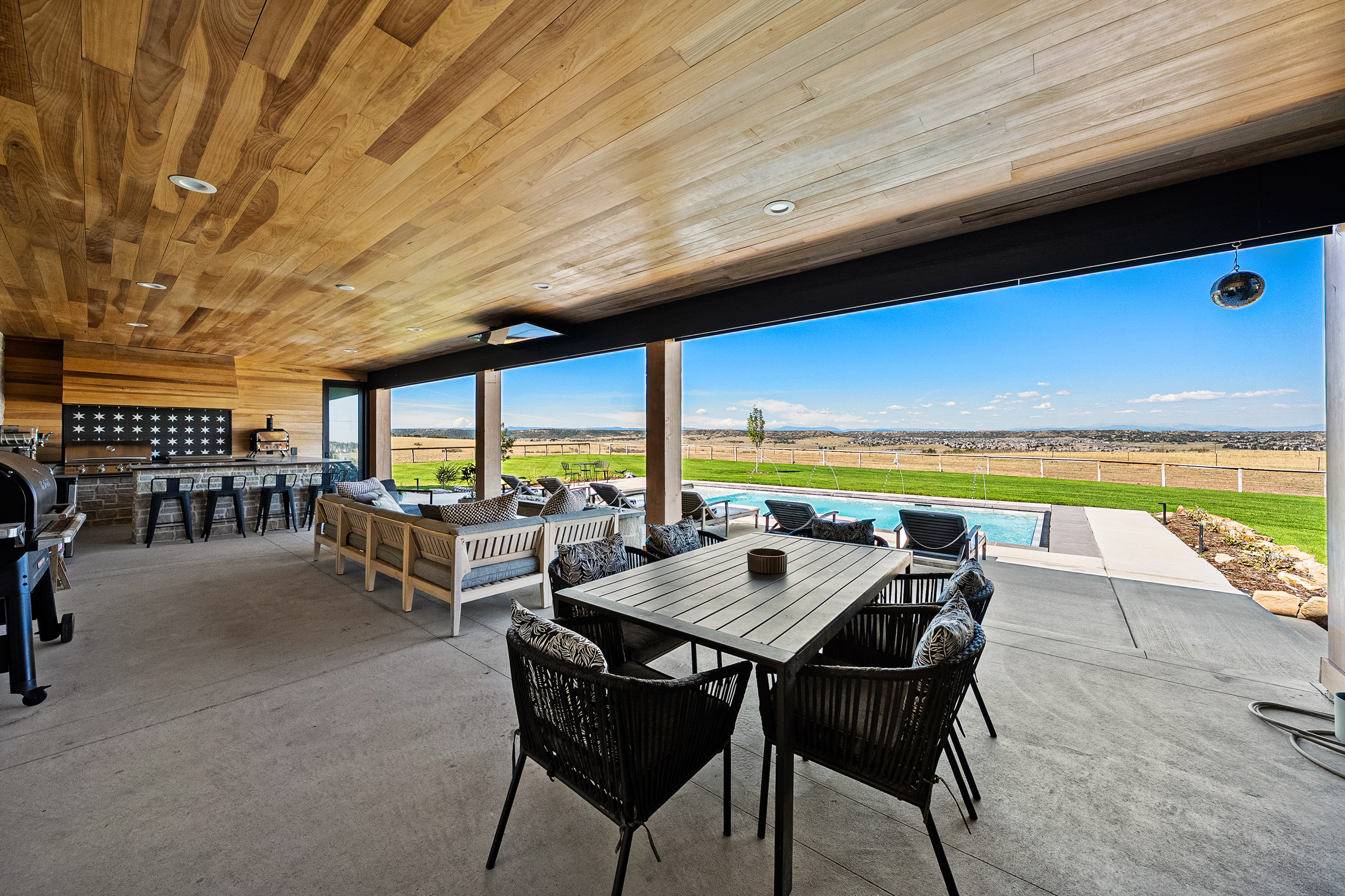  35 Acres  Front Range Views  Saltwater Pool  8,400 SF Workshop - 物件實景
