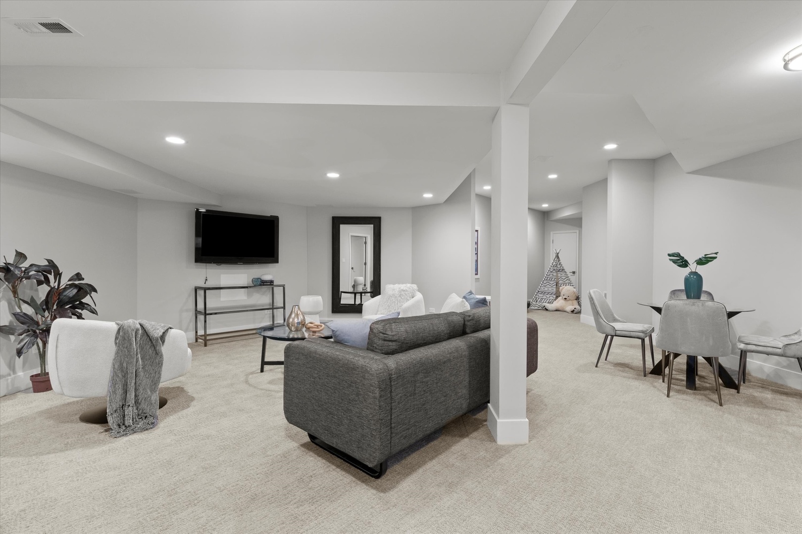 Oak Brook, Illinois, 60523, United States, 5 Bedrooms Bedrooms, ,6 BathroomsBathrooms,Residential,For Sale,1903537