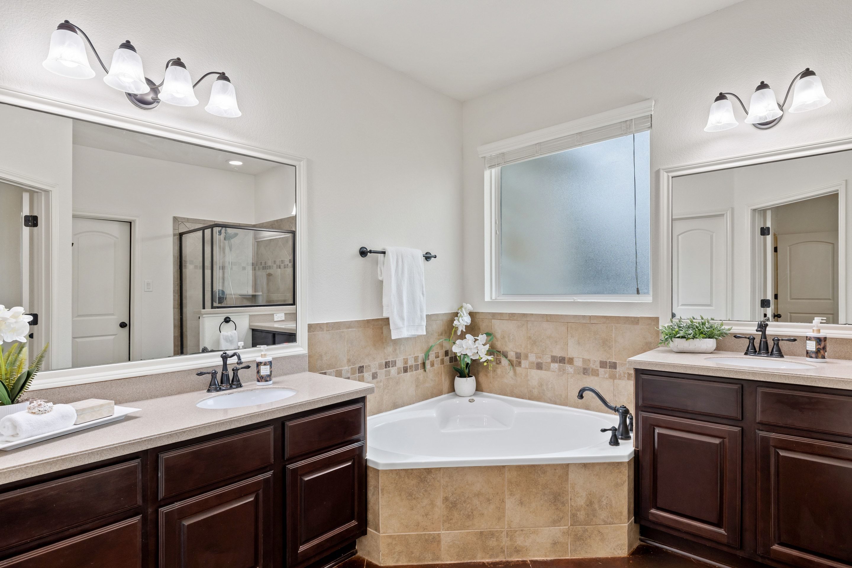  Beautiful Dripping Springs 1-Story on 2 Level Acres with Barn in Chama Trace - 物件實景