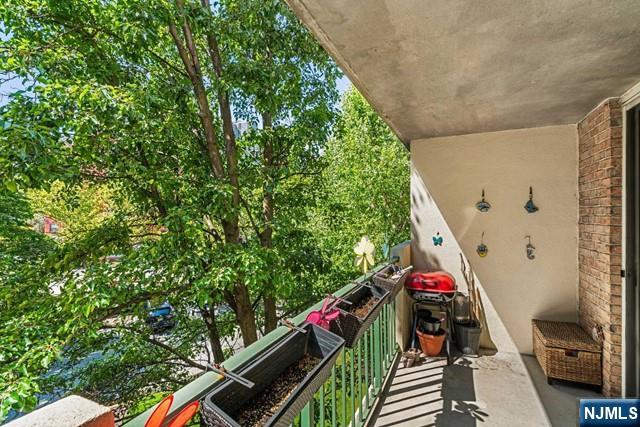 Edgewater, New Jersey, 07020, United States, 2 Bedrooms Bedrooms, ,2 BathroomsBathrooms,Residential,For Sale,1910959