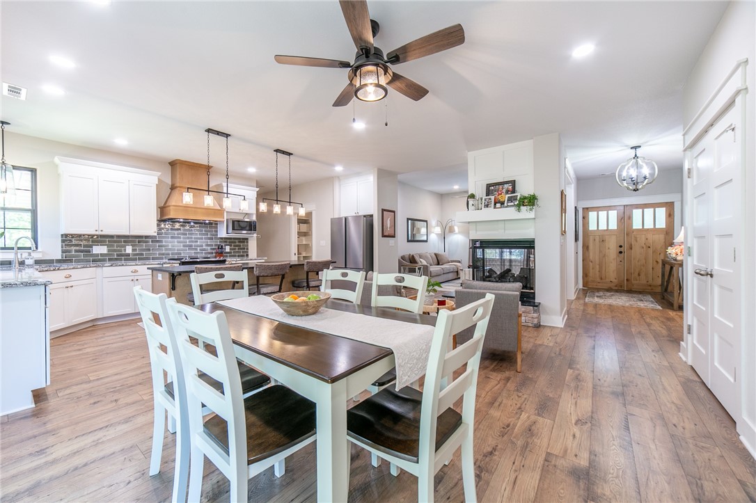 Bella Vista, Arkansas, 72714, United States, 3 Bedrooms Bedrooms, ,3 BathroomsBathrooms,Residential,For Sale,1959156