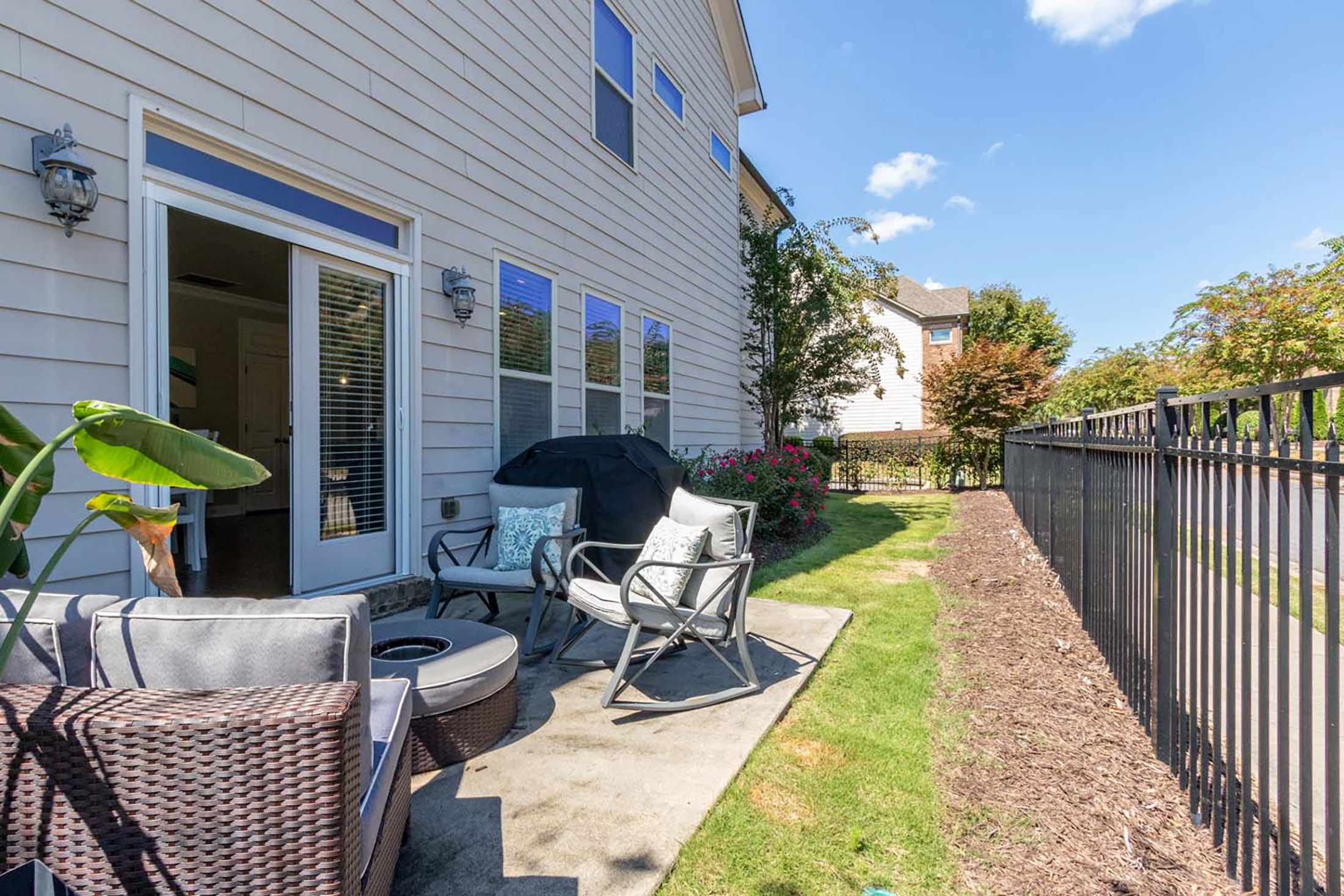  Four-Bedroom Brick Corner Lot in Jamestown - 物件實景