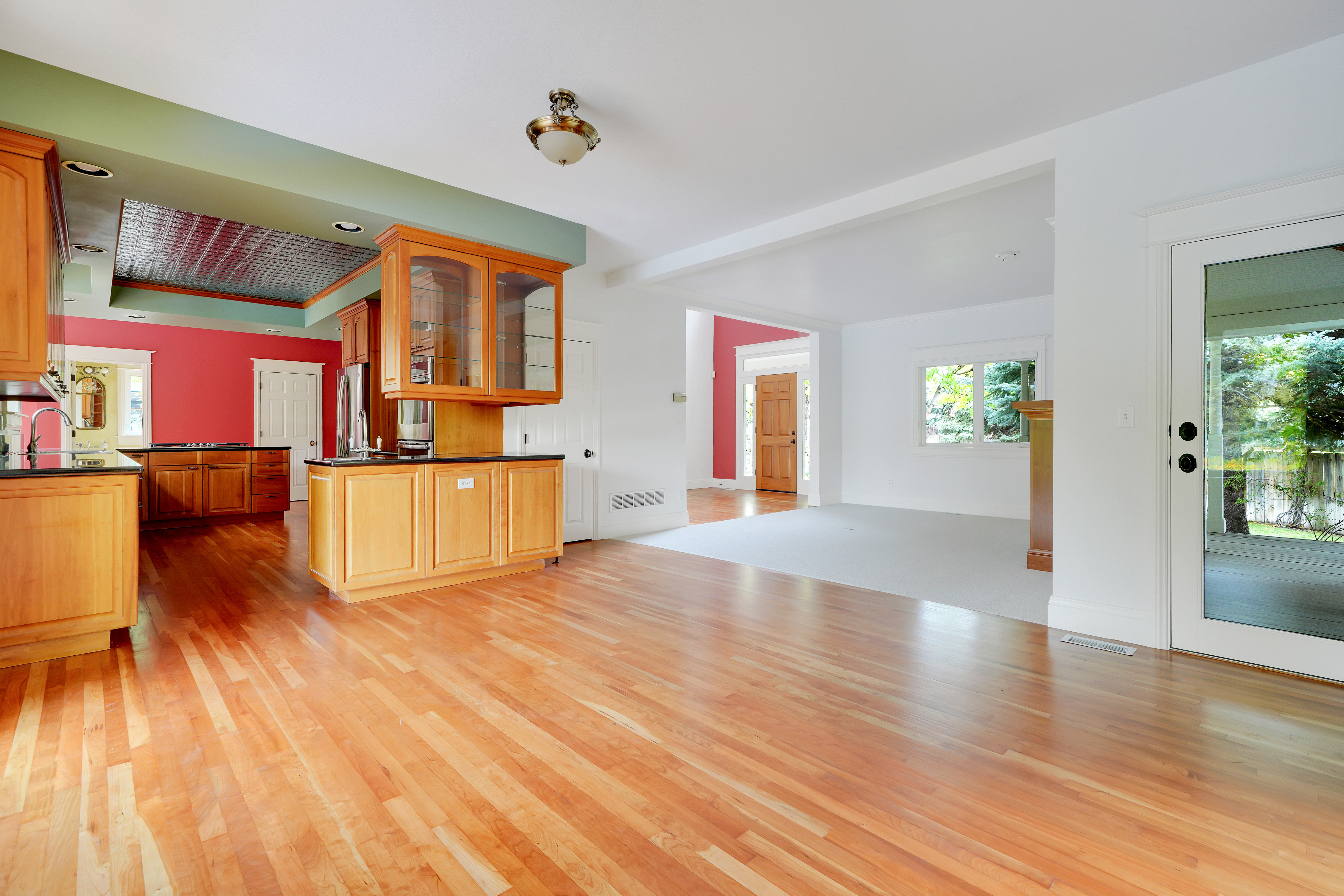  Custom Home with Vaulted Ceilings, Sauna and Wine Storage - 物件實景