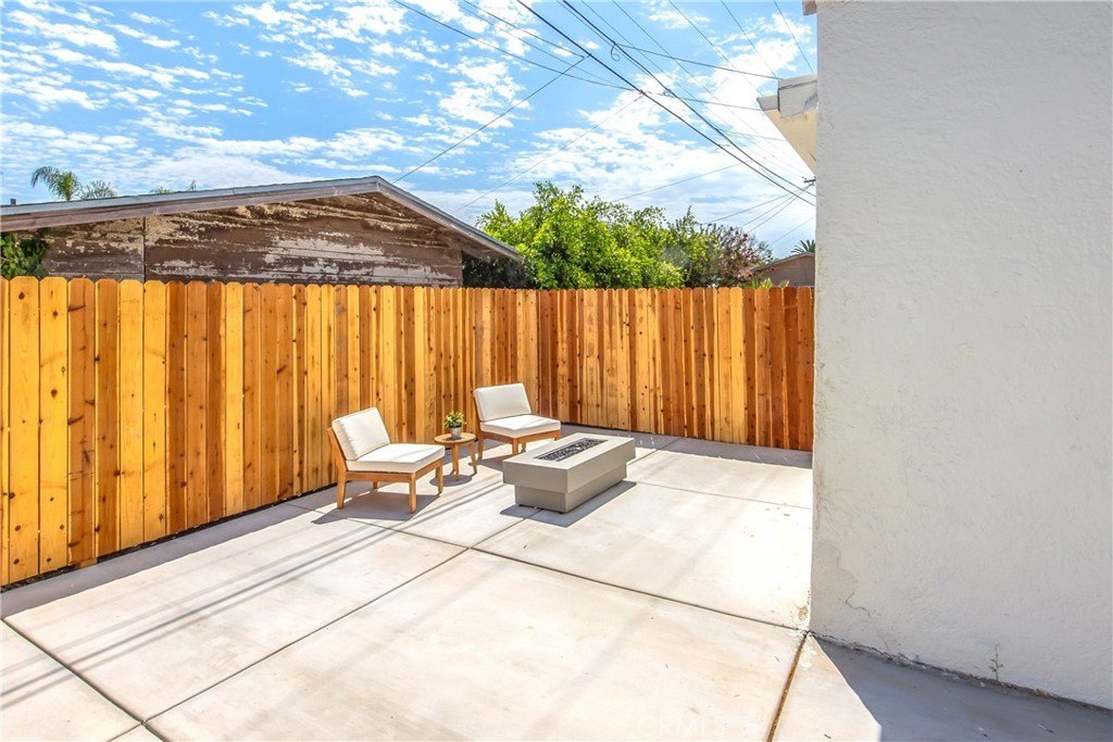 Los Angeles, California, 90043, United States, 3 Bedrooms Bedrooms, ,2 BathroomsBathrooms,Residential,For Sale,1933767