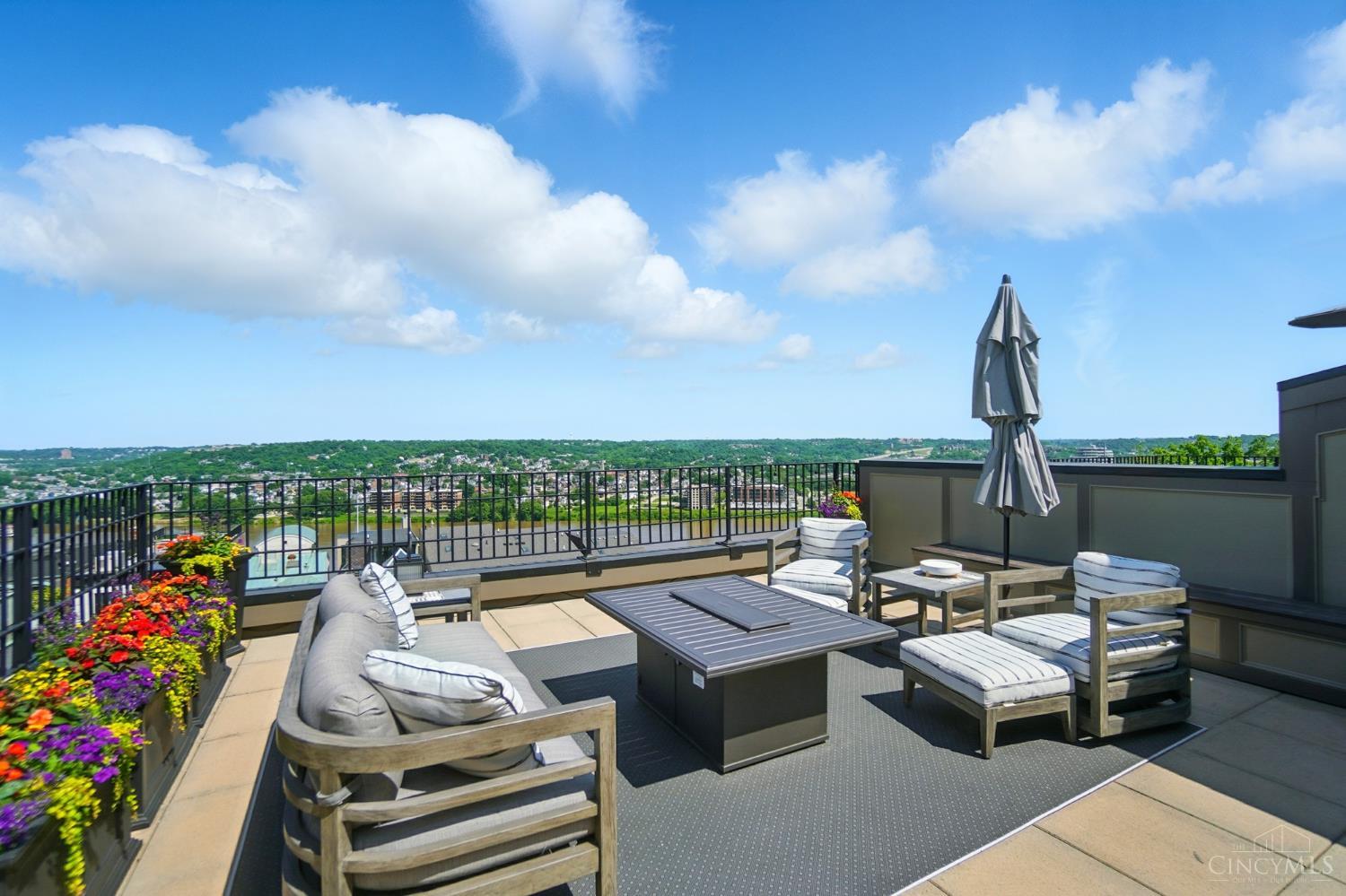 Cincinnati, Ohio, 45202, United States, 3 Bedrooms Bedrooms, ,4 BathroomsBathrooms,Residential,For Sale,1850372
