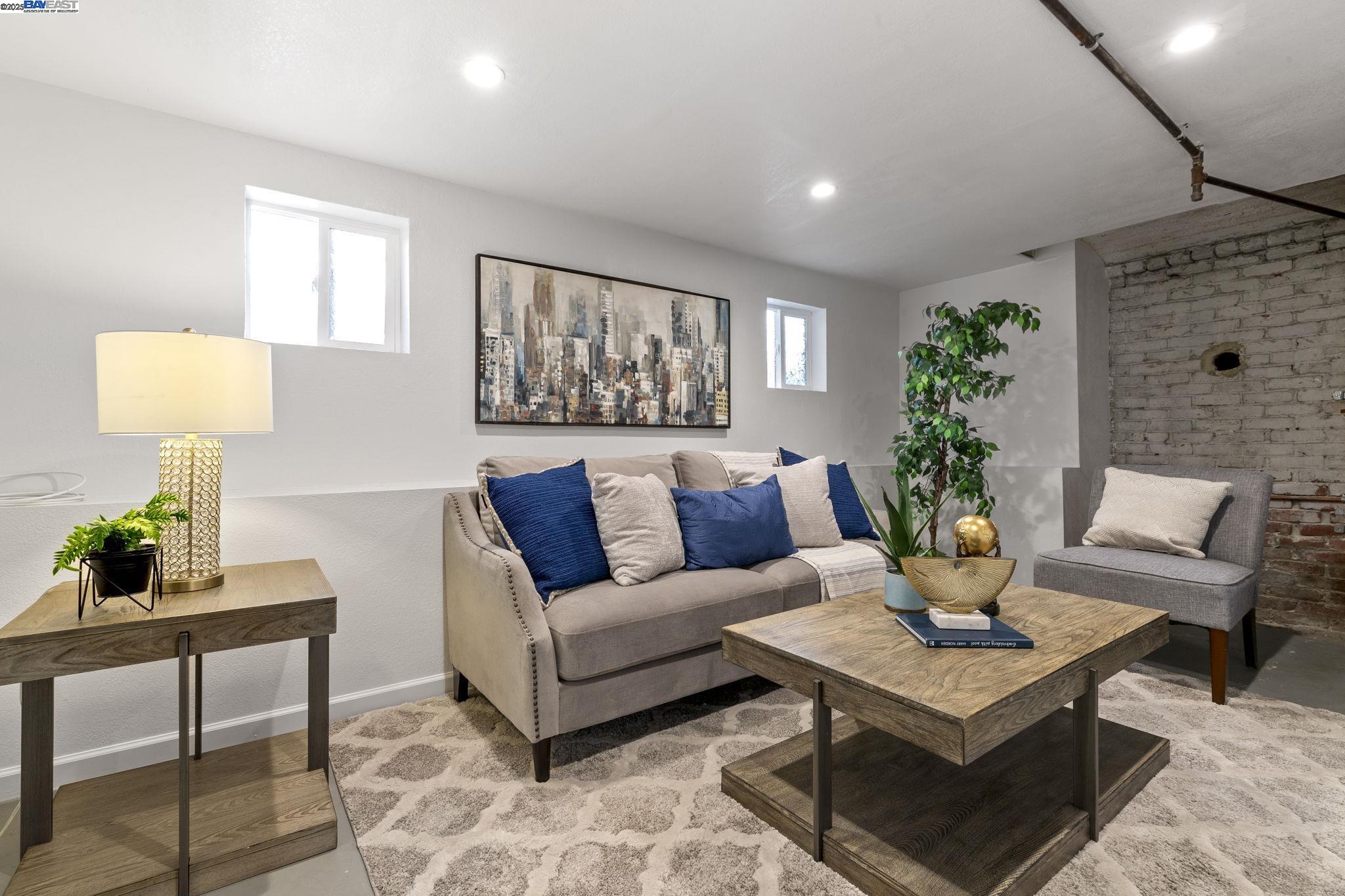 Oakland, California, 94606, United States, 3 Bedrooms Bedrooms, ,2 BathroomsBathrooms,Residential,For Sale,1839089