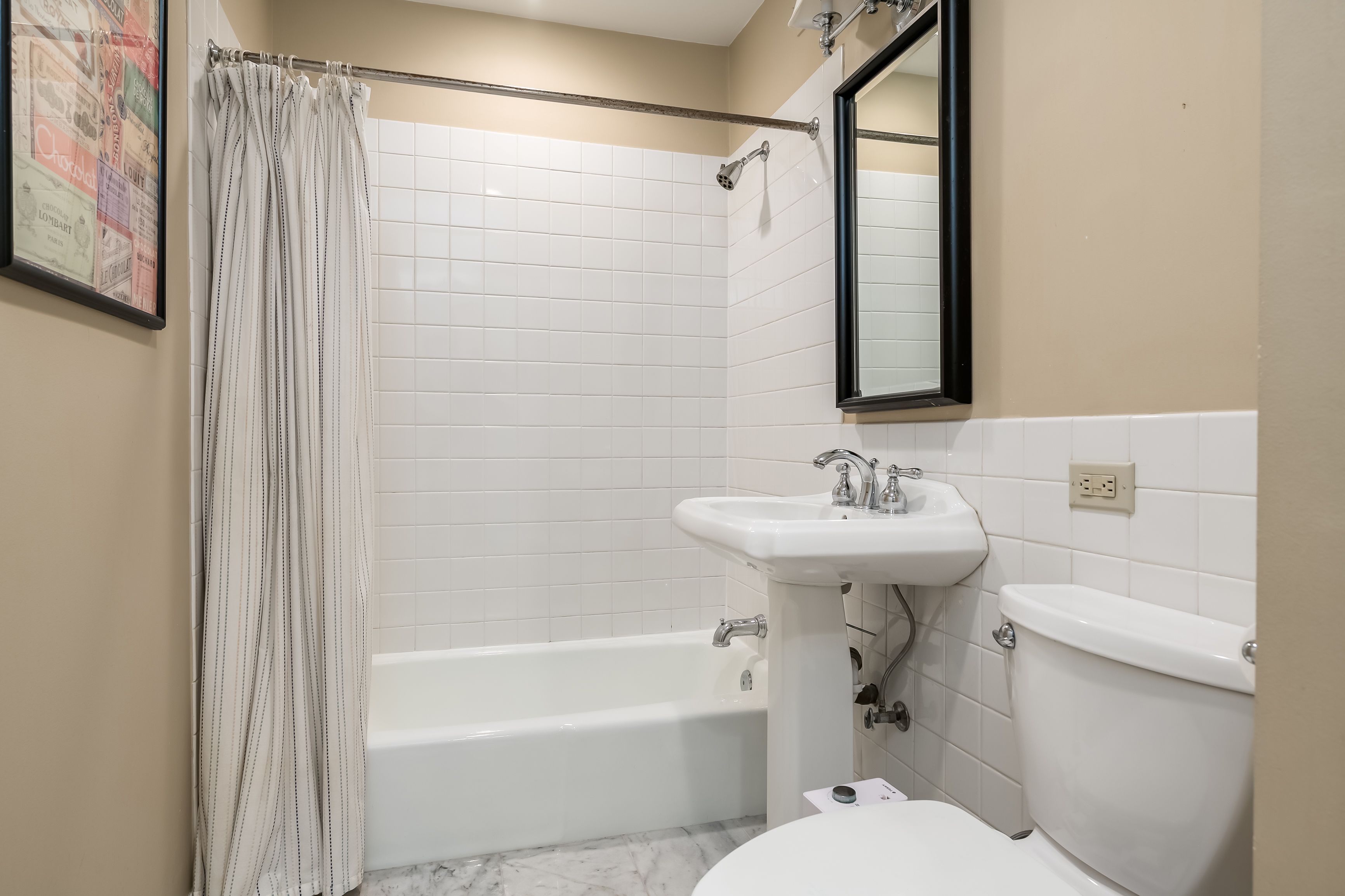  Beautiful Duplex Down, Three Bedroom Condo in a Historic East Lakeview Greystone - 物件實景