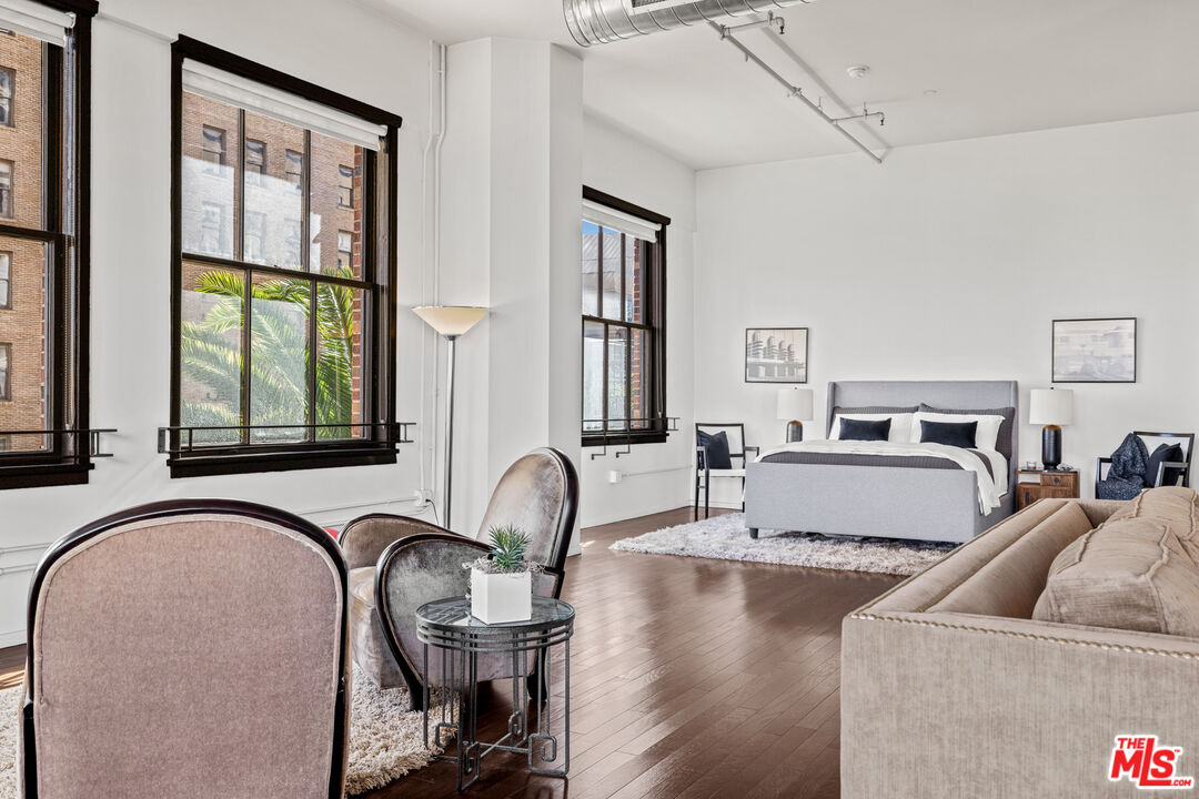 Los Angeles, California, 90028, United States, 2 Bedrooms Bedrooms, ,2 BathroomsBathrooms,Residential,For Sale,1827936