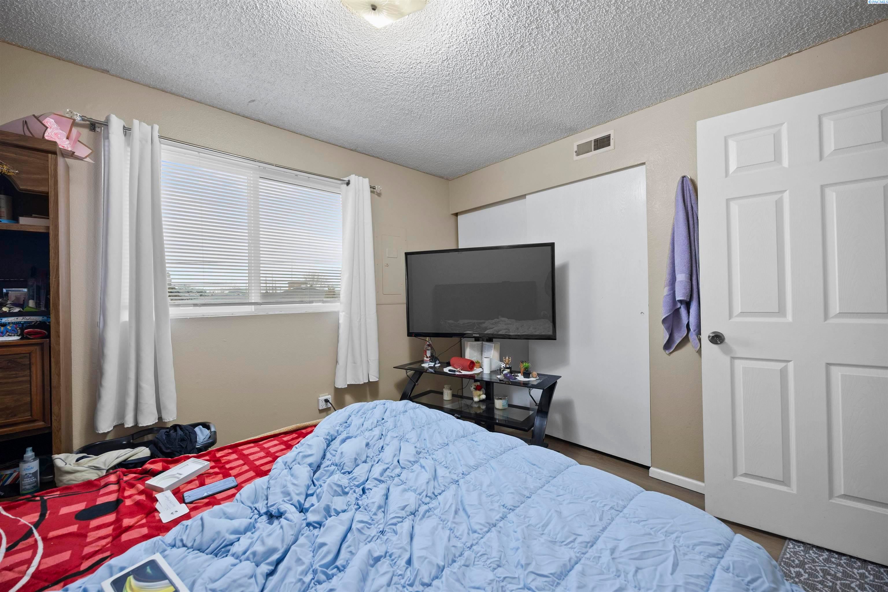 Zillah, Washington, 98953, United States, 9 Bedrooms Bedrooms, ,Residential,For Sale,2013273