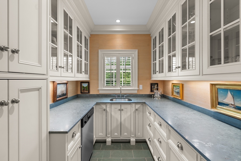 Westwood, Massachusetts, 02090, United States, 5 Bedrooms Bedrooms, ,7 BathroomsBathrooms,Residential,For Sale,1985455