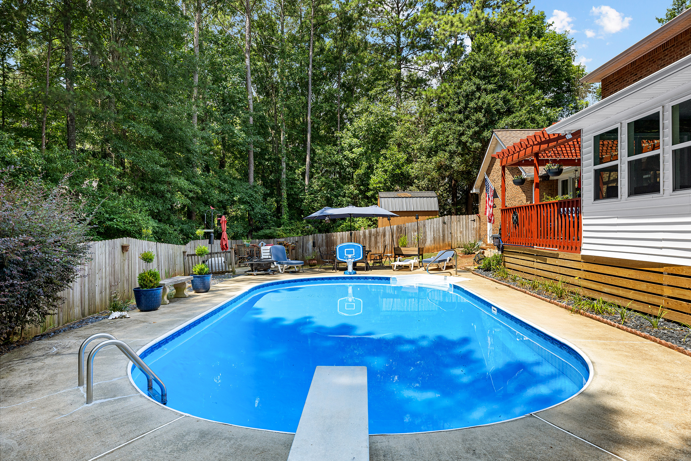  Beautiful Home with Backyard Retreat in Hillandale - 物件實景
