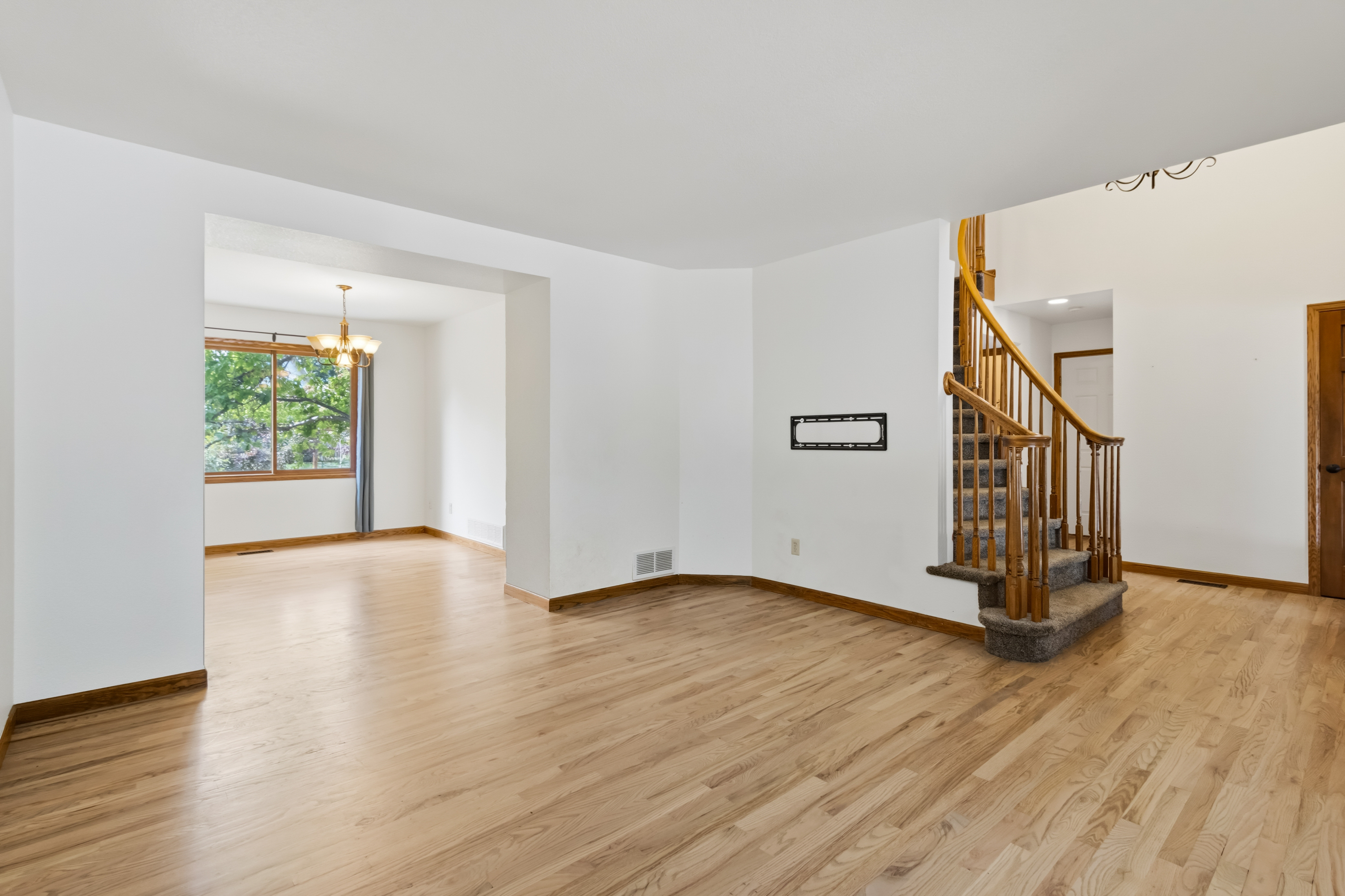  Beautifully Maintained Home in the Tree-Lined Oakridge Neighborhood - 物件實景