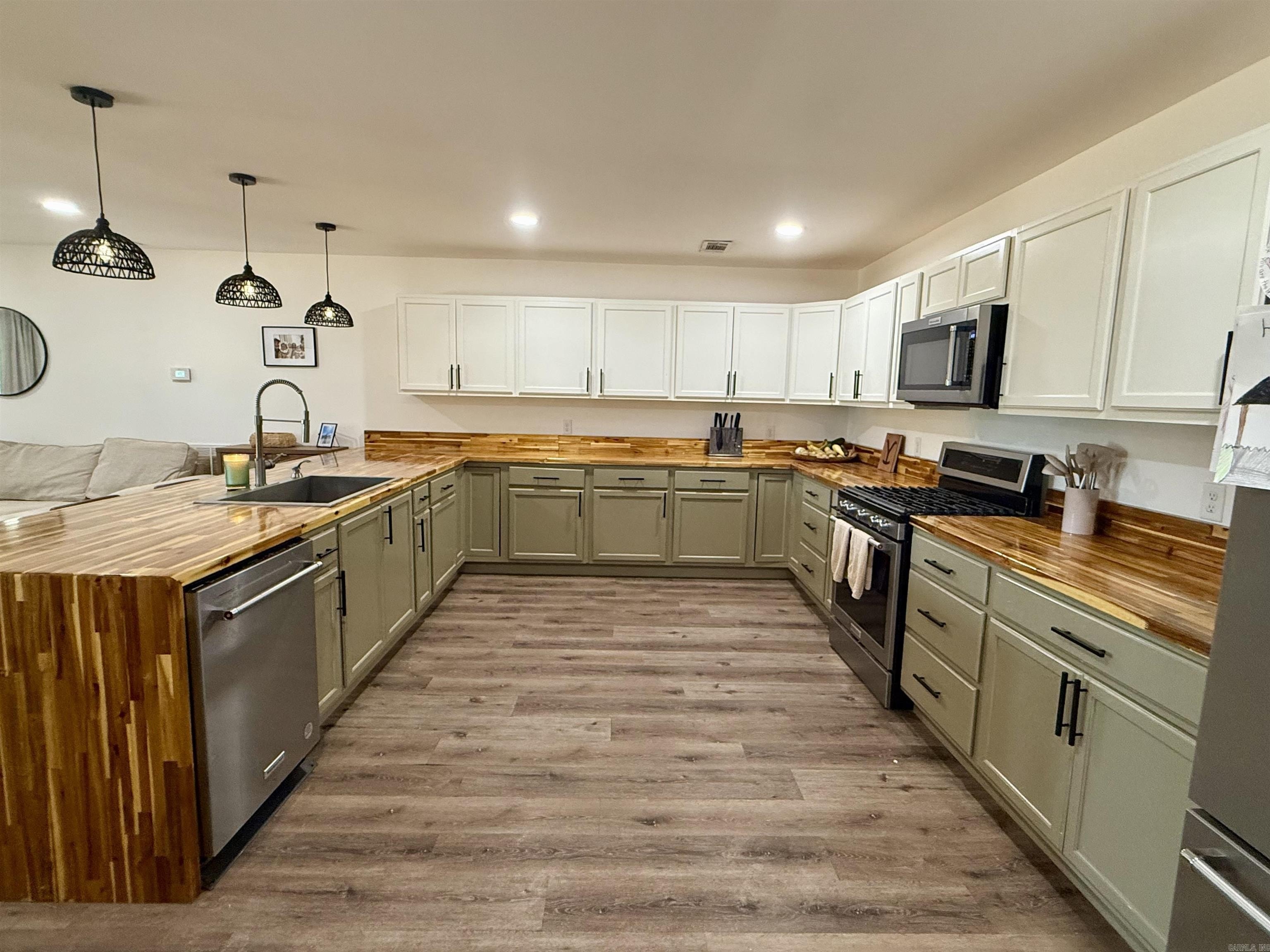 Traskwood, Arkansas, 72167, United States, 5 Bedrooms Bedrooms, ,4 BathroomsBathrooms,Residential,For Sale,1976094