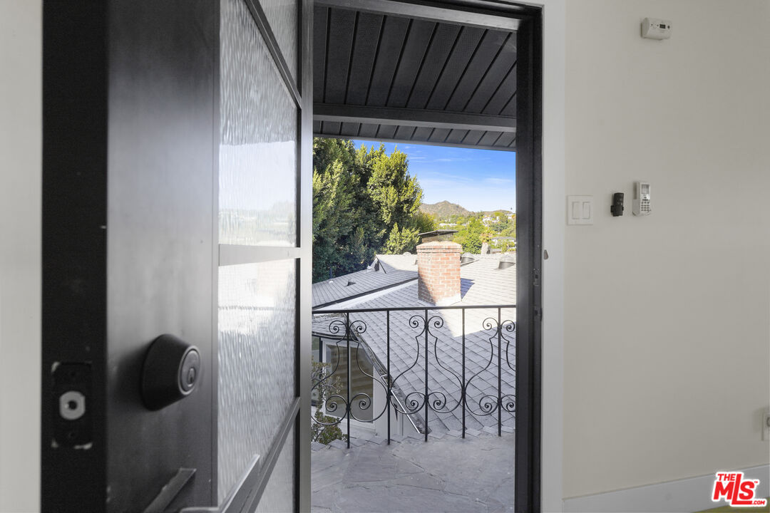 Los Angeles, California, 90068, United States, 5 Bedrooms Bedrooms, ,4 BathroomsBathrooms,Residential,For Sale,1892047