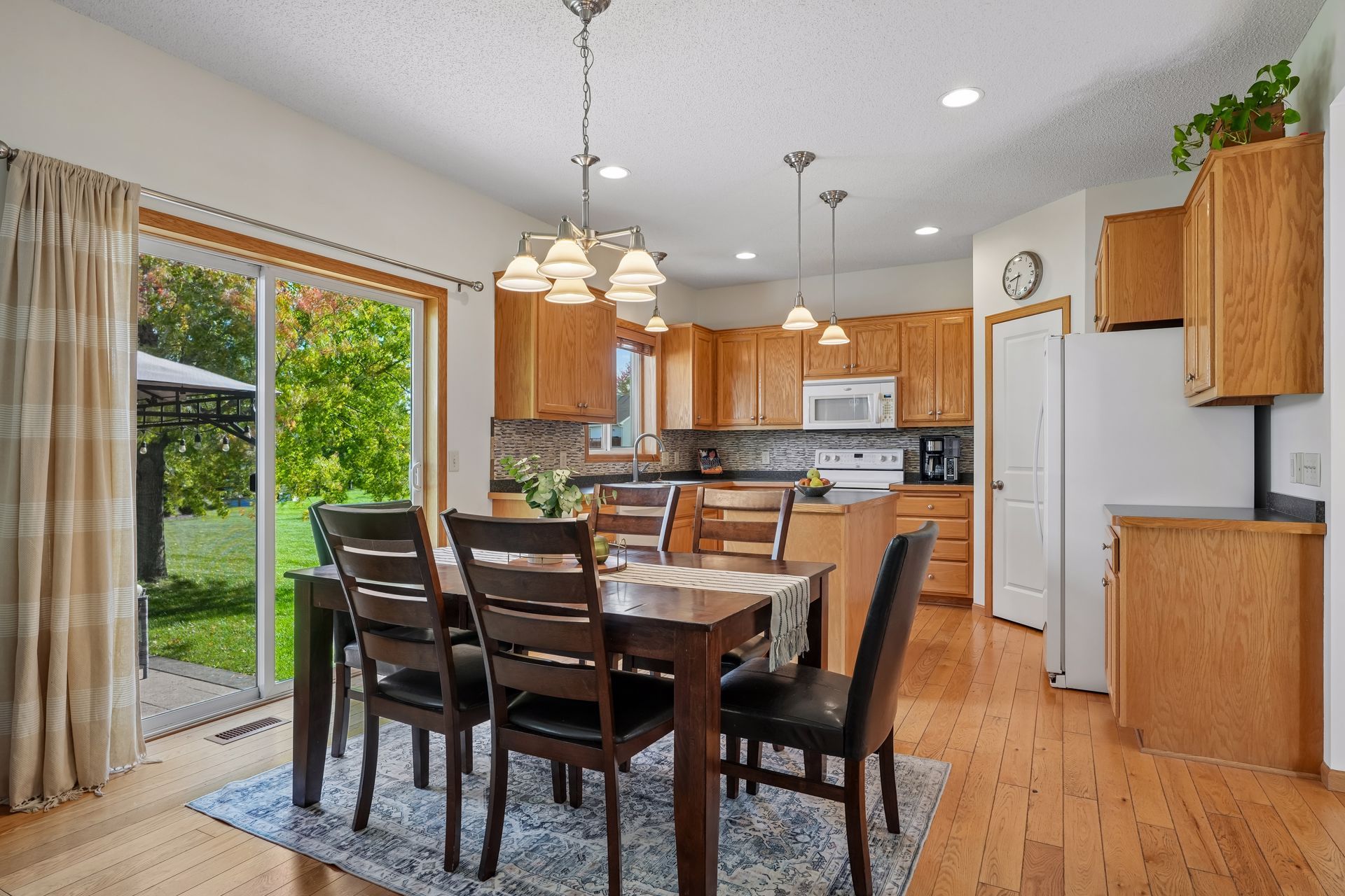  Beautifully Refreshed Home With Expansion Potential in Minnetrista - 物件實景