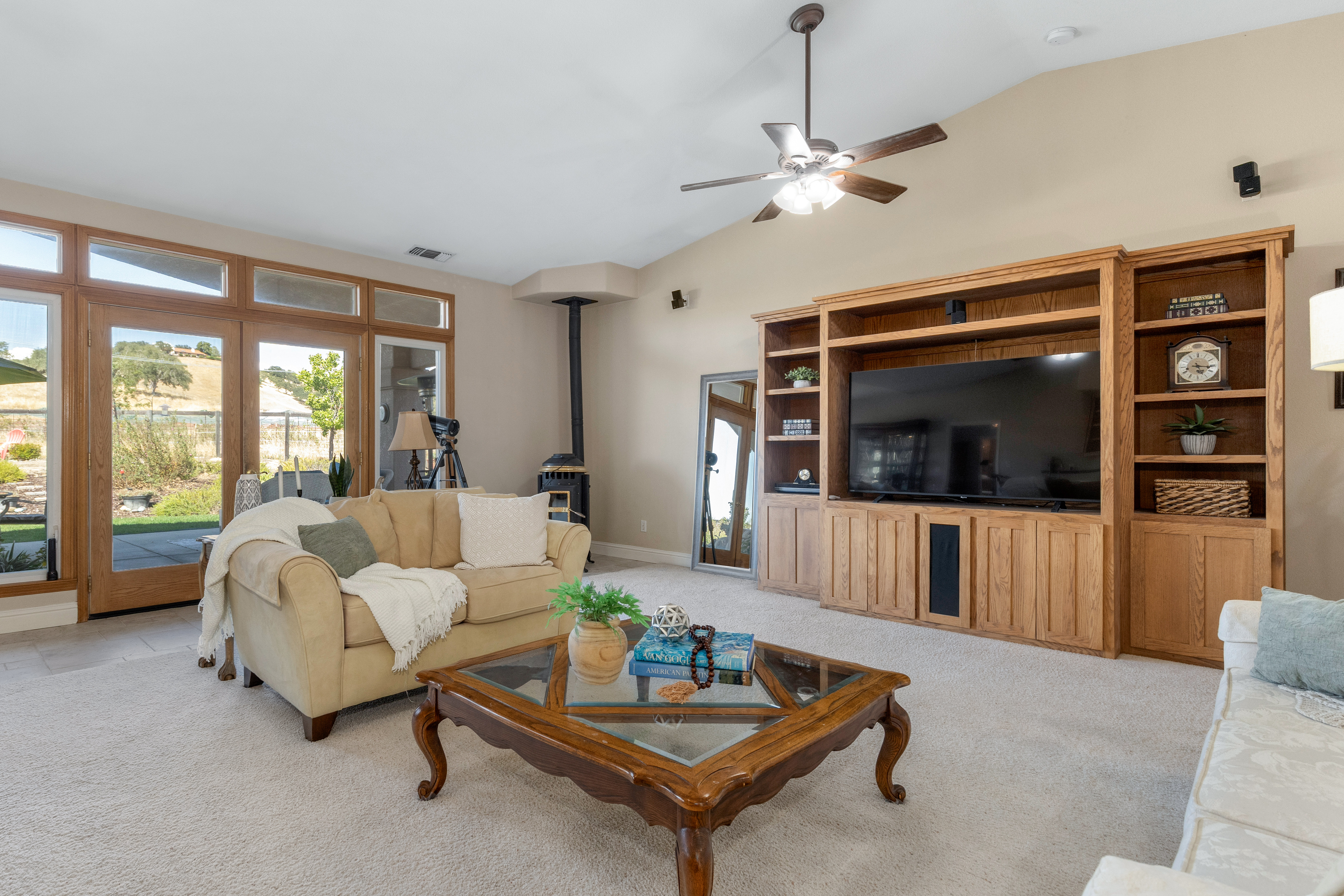  Stunning Lake Nacimiento Retreat with 6-Car Garage, Workshop & RV/Boat Parking - 物件實景