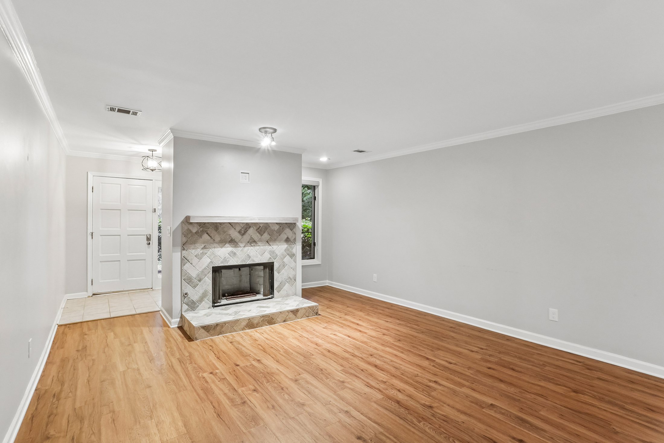  Completely Renovated Move-In Ready End Unit - 物件實景