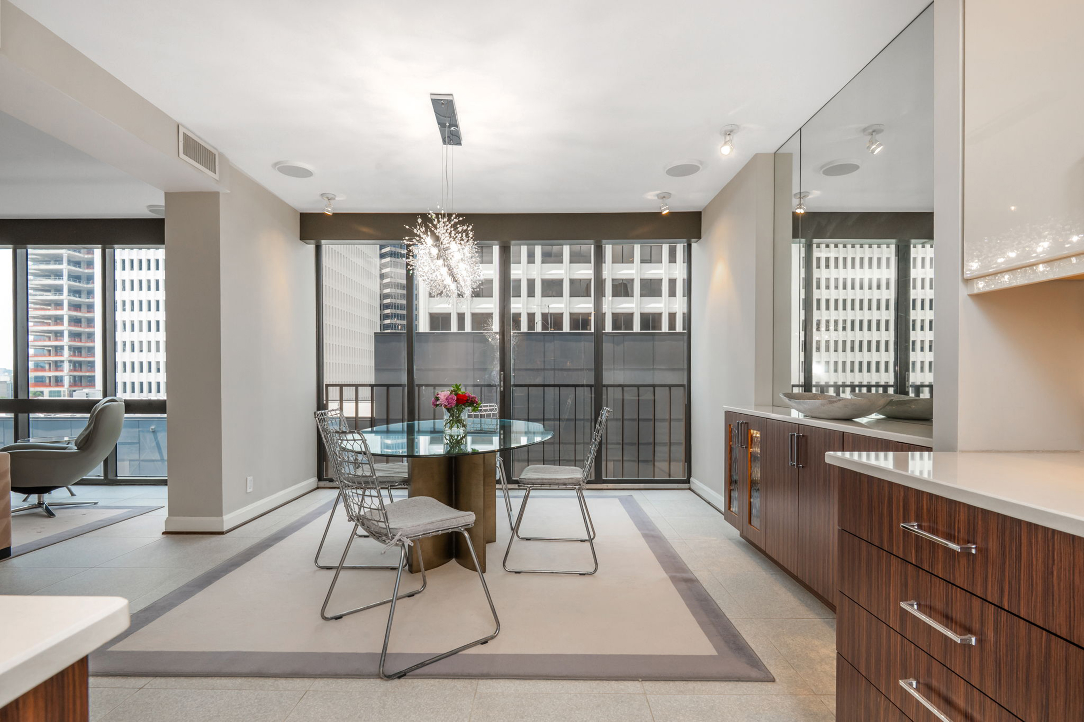  Fully Renovated Two-story Condo in the Iconic Colony House at Colony Square - 物件實景