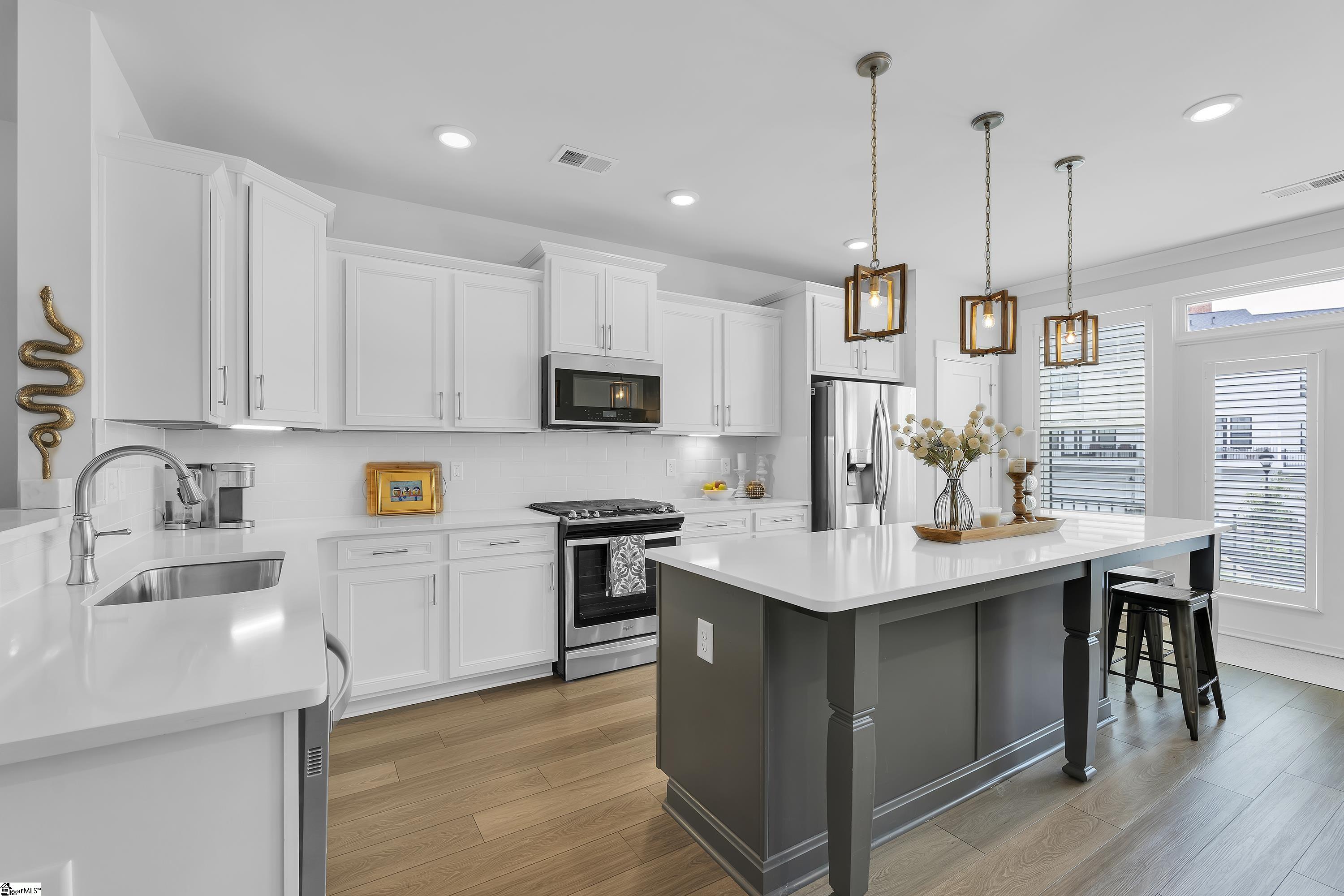 Greenville, South Carolina, 29605, United States, 3 Bedrooms Bedrooms, ,4 BathroomsBathrooms,Residential,For Sale,1999610