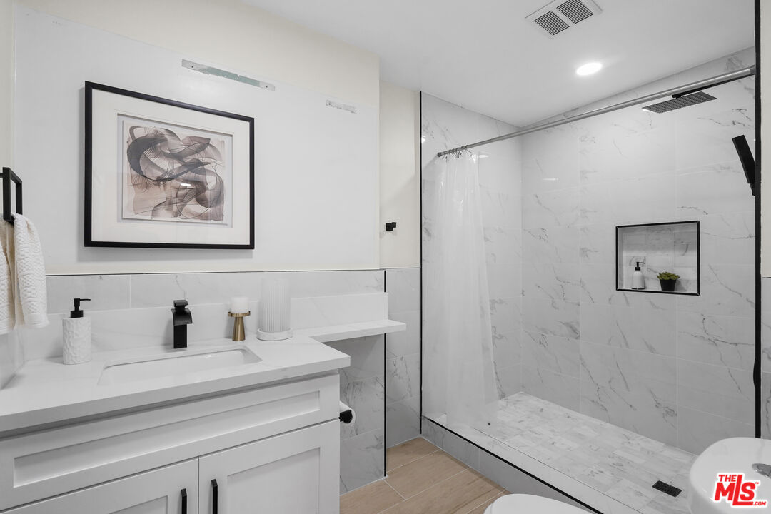 Los Angeles, California, 90068, United States, 5 Bedrooms Bedrooms, ,4 BathroomsBathrooms,Residential,For Sale,1892047