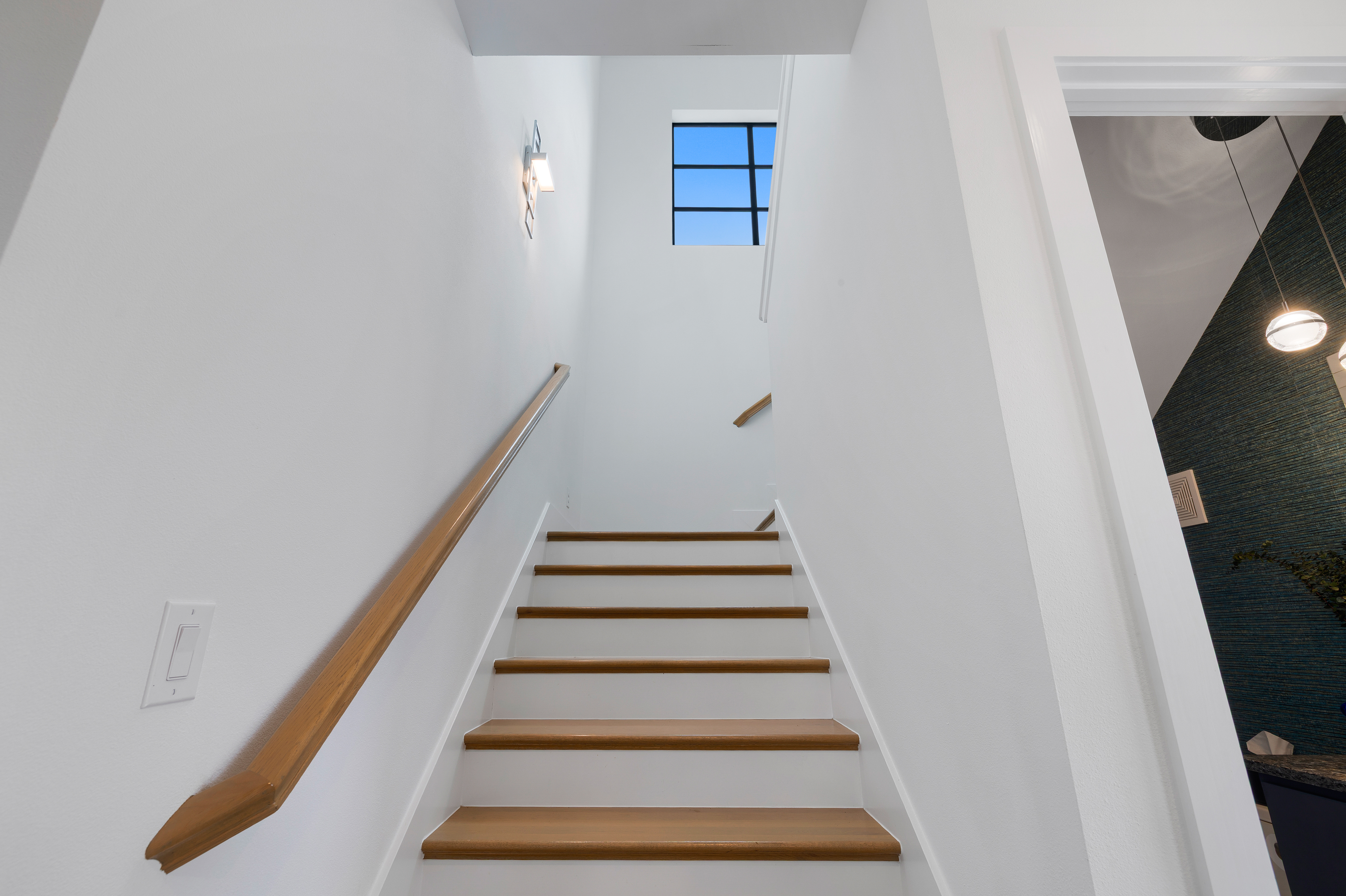  Custom Contemporary with Designer Finishes - 物件實景