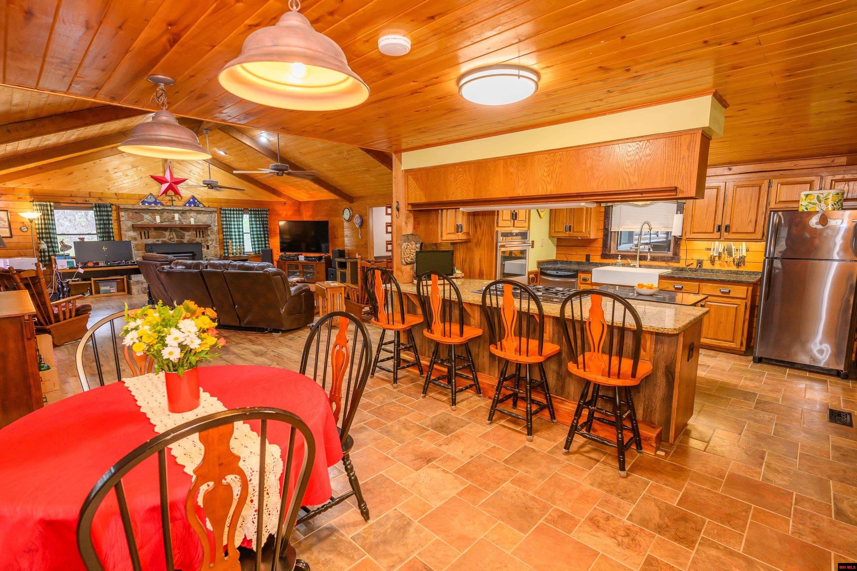 Mountain Home, Arkansas, 72653, United States, 2 Bedrooms Bedrooms, ,3 BathroomsBathrooms,Residential,For Sale,2009104