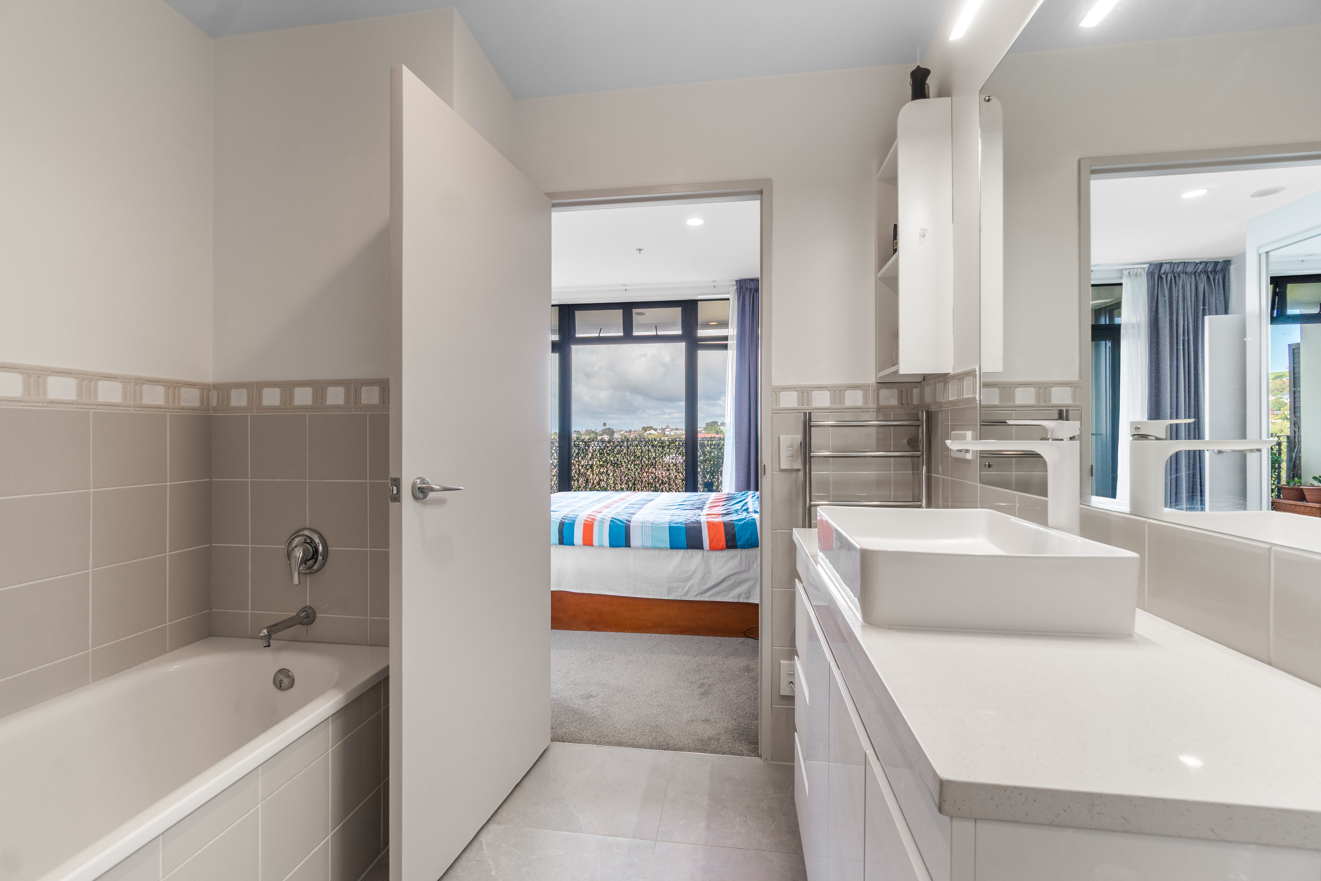 2F James Cook Cres - 物件實景