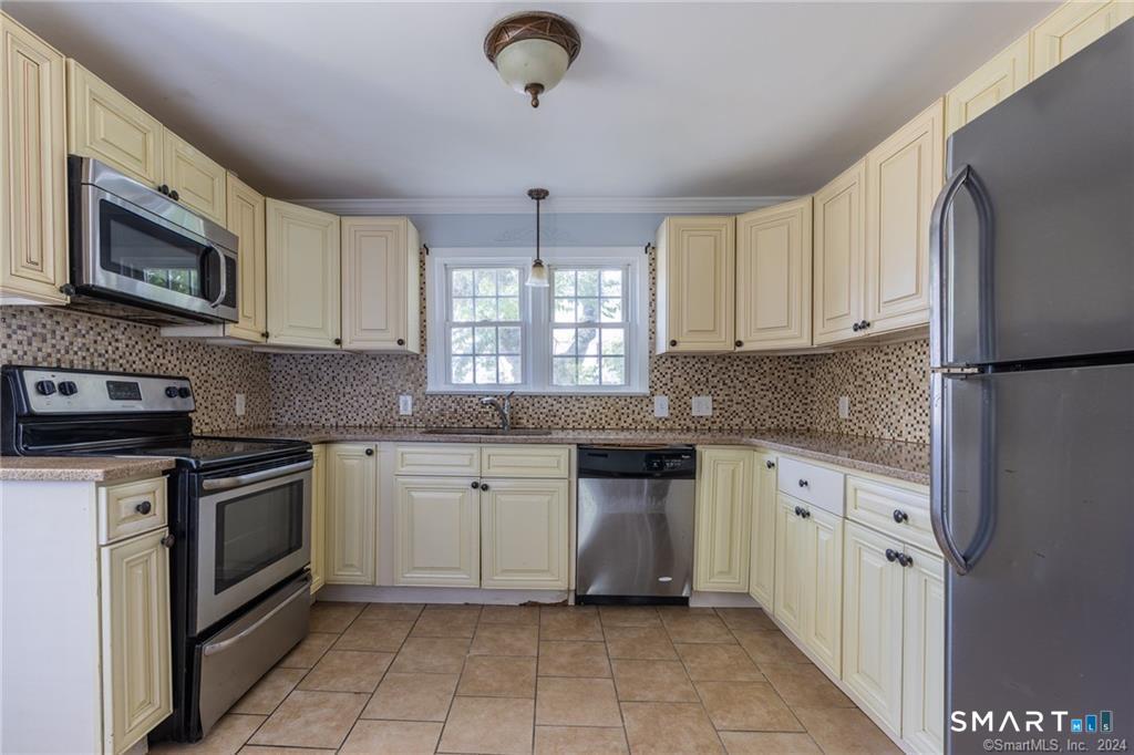 Ezra St, Bridgeport, CT 06606
