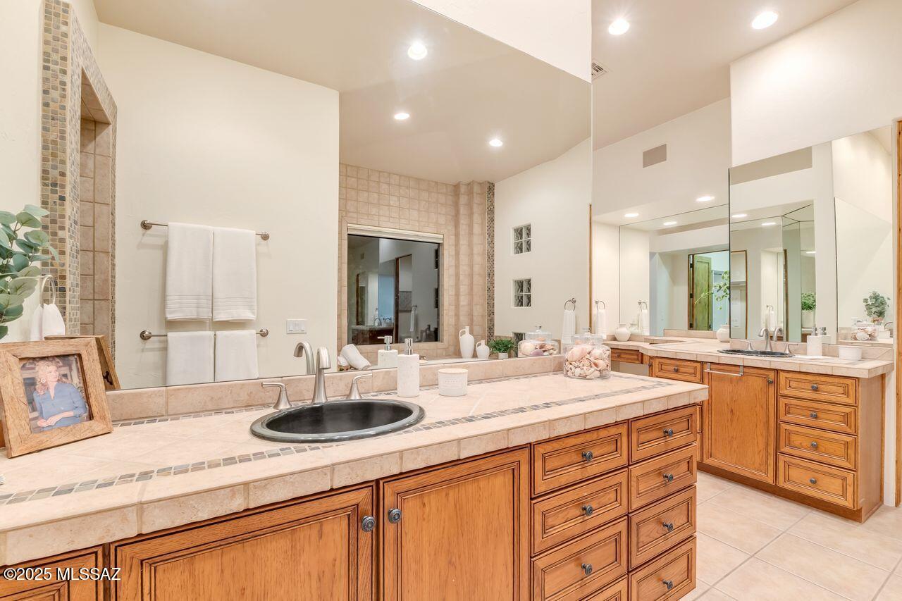 Tucson, Arizona, 85718, United States, 3 Bedrooms Bedrooms, ,4 BathroomsBathrooms,Residential,For Sale,1987862