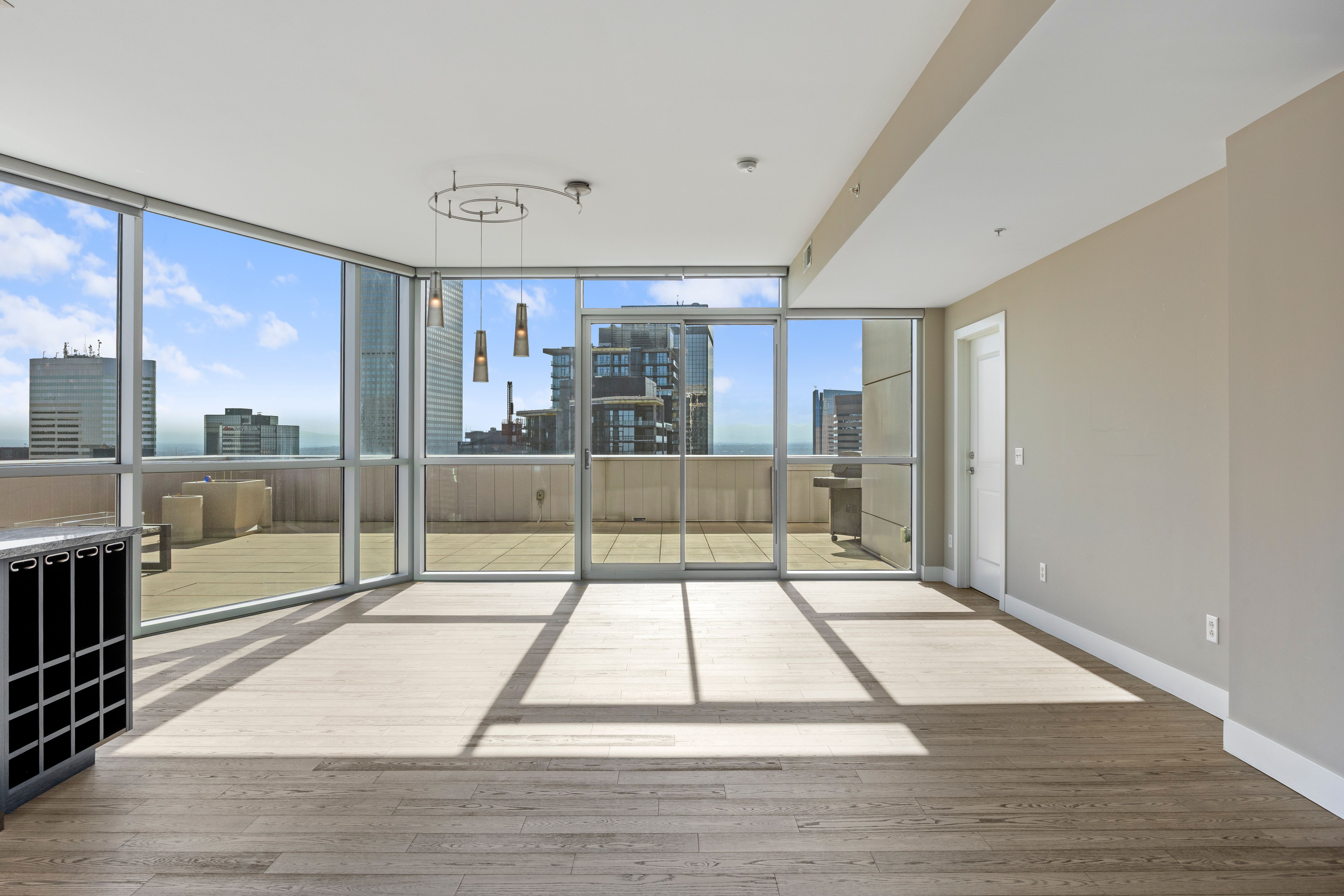  Over 1000 Feet of Private Terrace Throughout This Penthouse - 物件實景