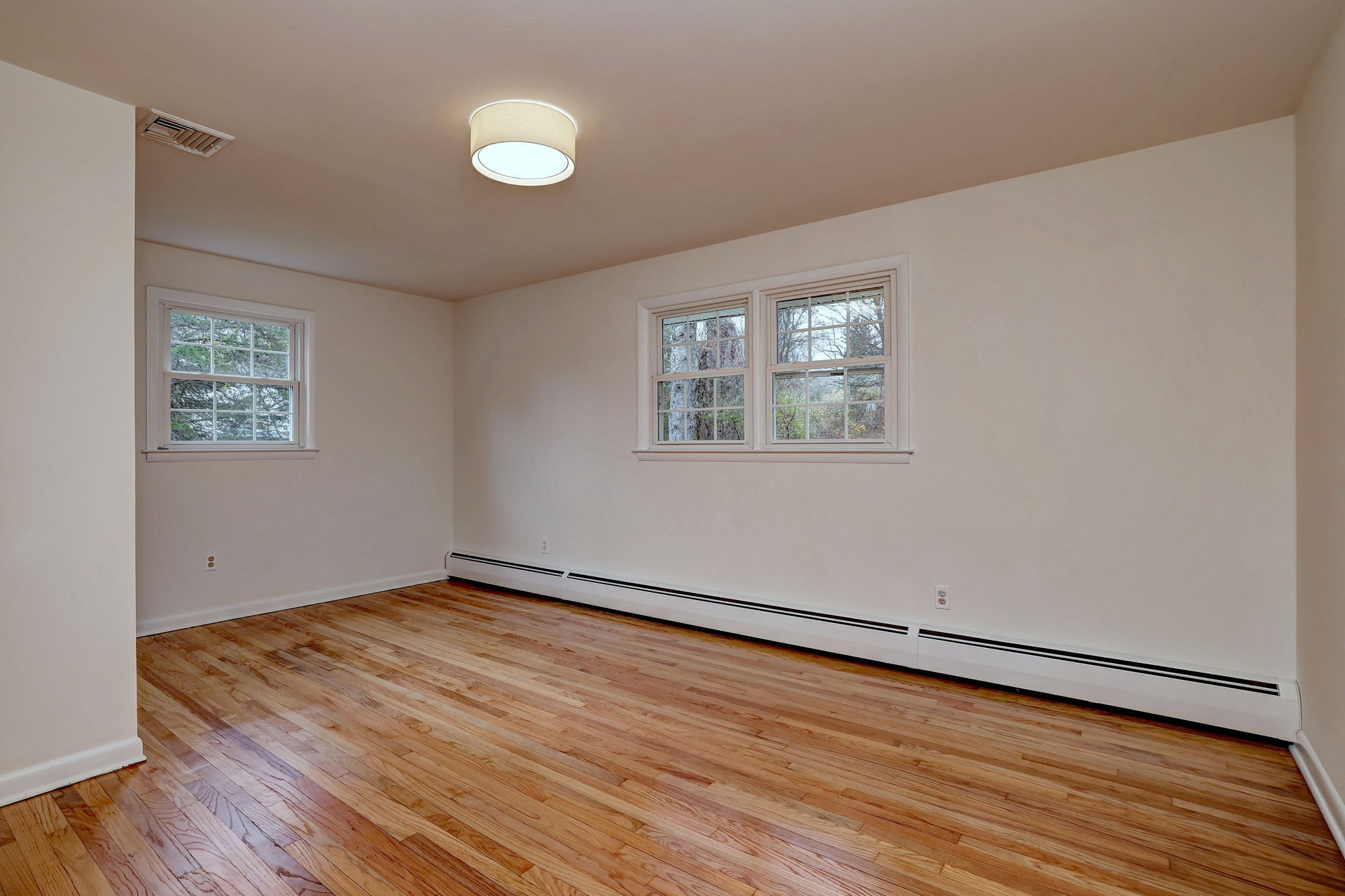 Newtown, Connecticut, 06482, United States, 4 Bedrooms Bedrooms, ,2 BathroomsBathrooms,Residential,For Sale,1990994