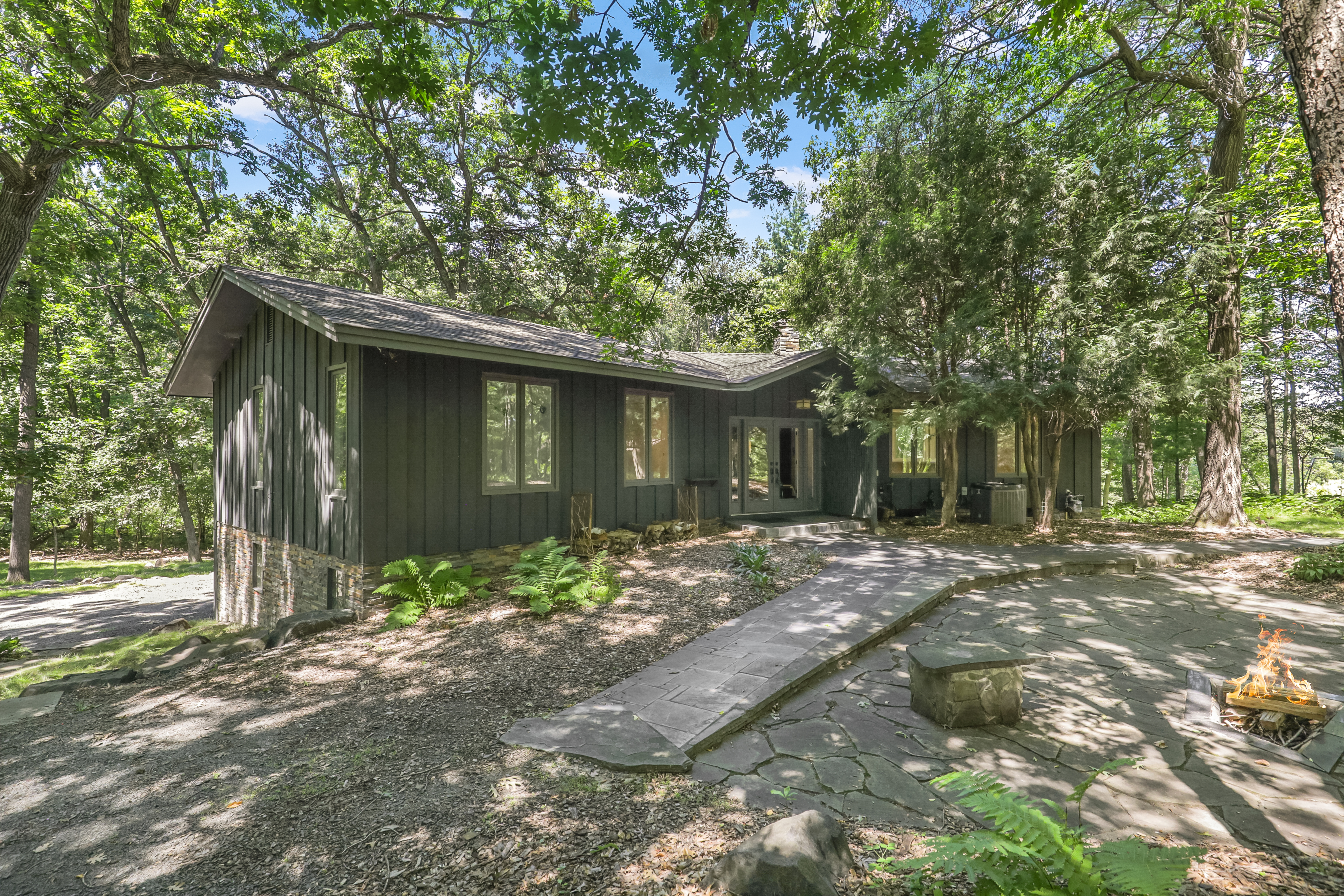  Secluded Wooded Retreat with Beautifully Updated Interiors - 物件實景