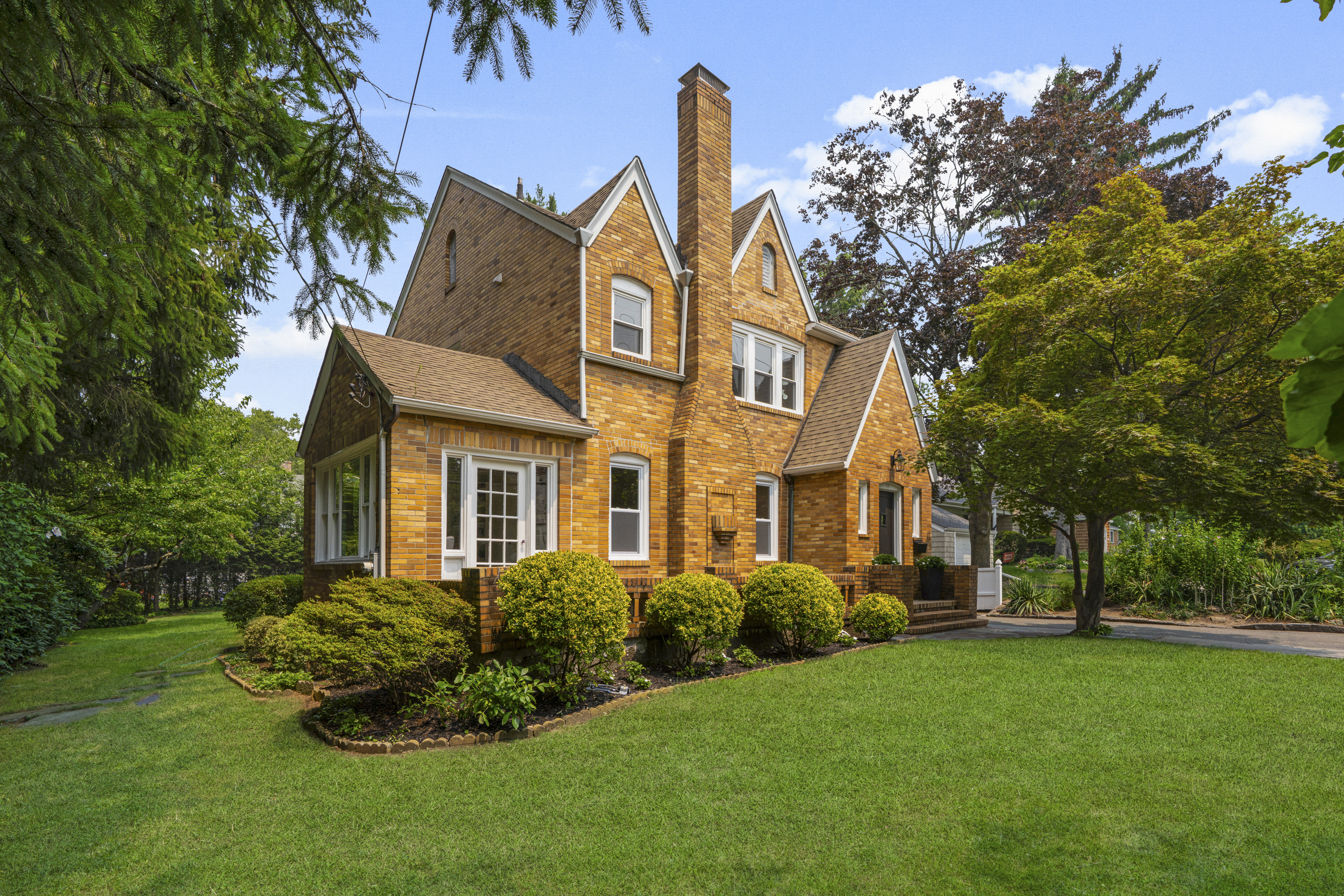  Charming English Cottage Brick Colonial in Scarsdale - 物件實景