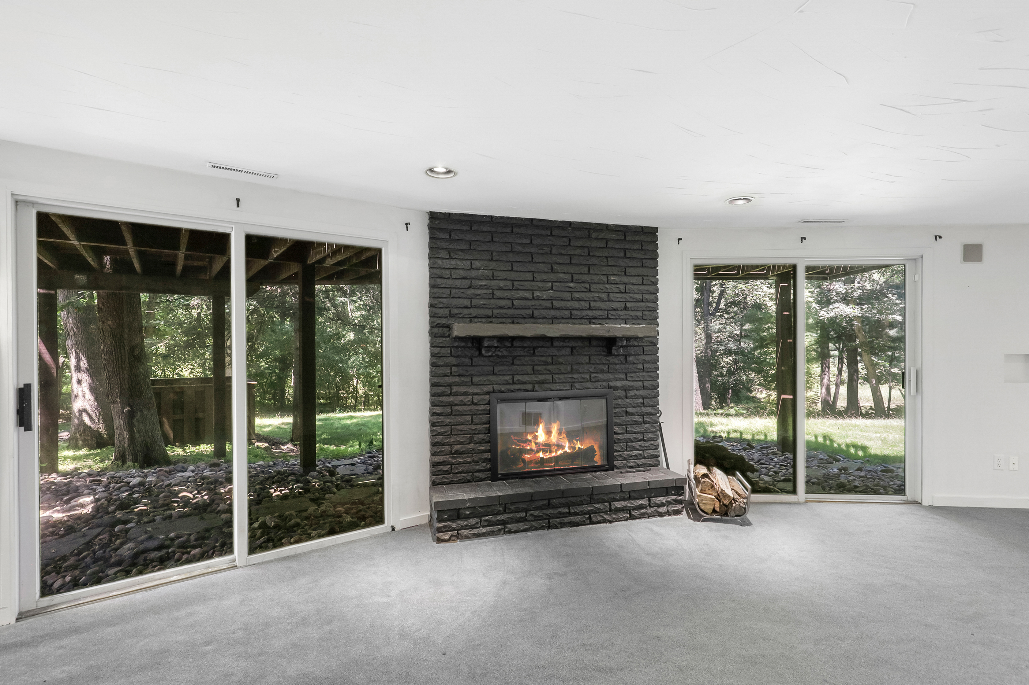  Secluded Wooded Retreat with Beautifully Updated Interiors - 物件實景