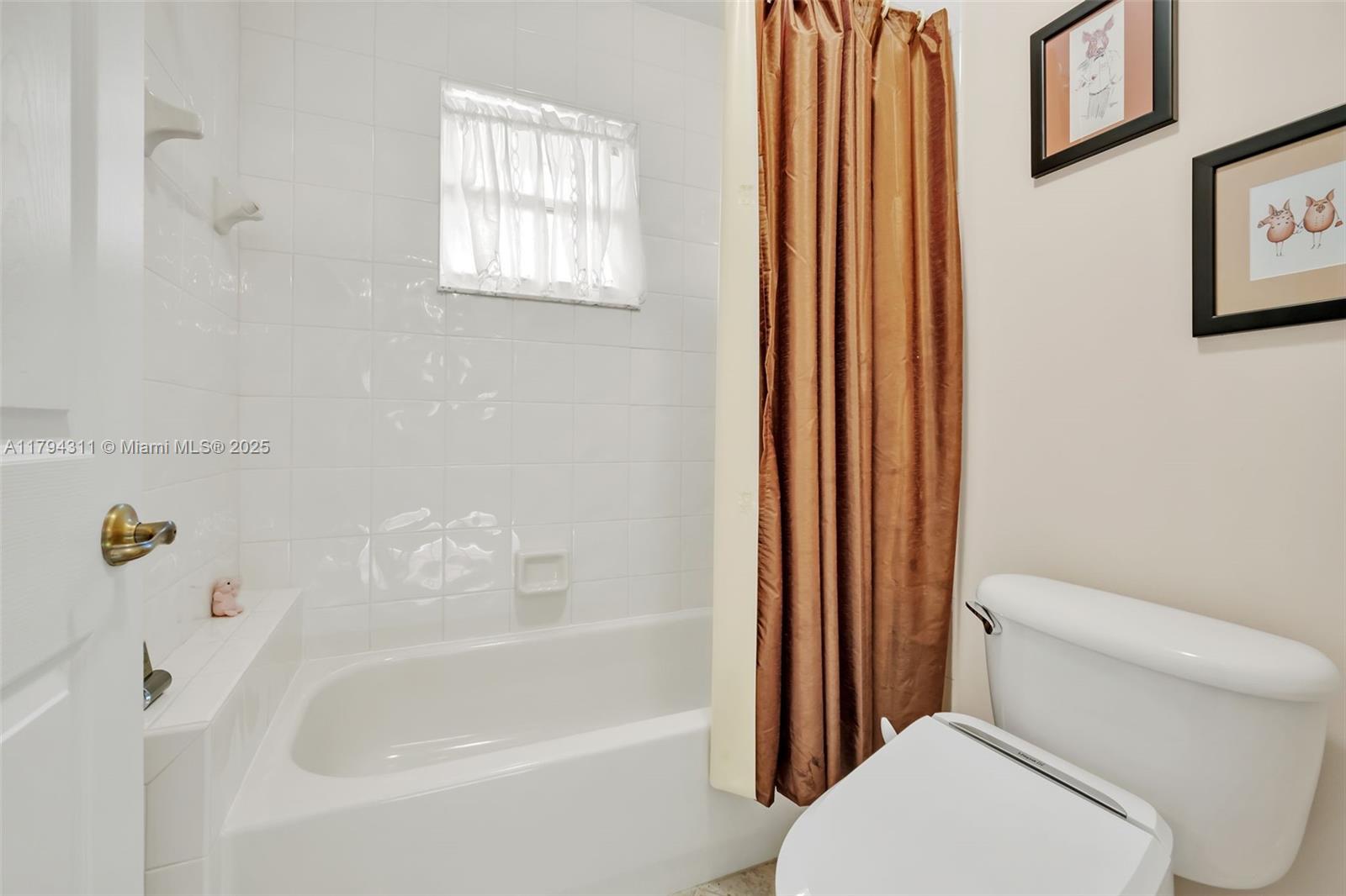 Davie, Florida, 33328, United States, 5 Bedrooms Bedrooms, ,4 BathroomsBathrooms,Residential,For Sale,1793011